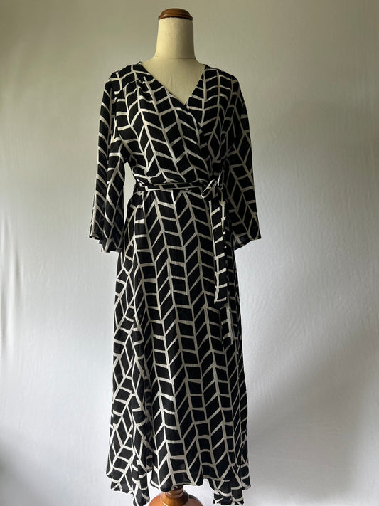 Black and White Wrap Dress – Size 8