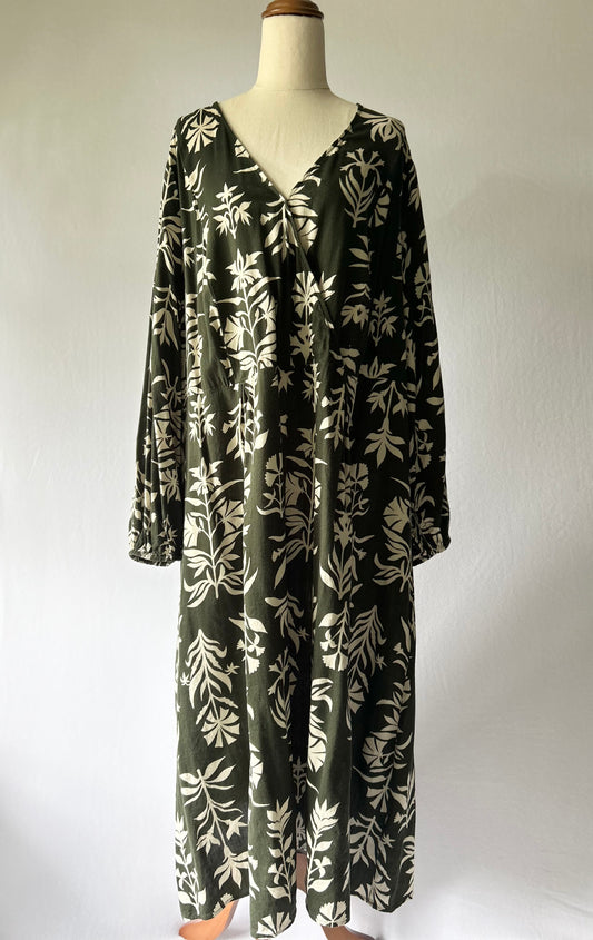 Maxi Green Dress with Beige Floral Details – Size XL