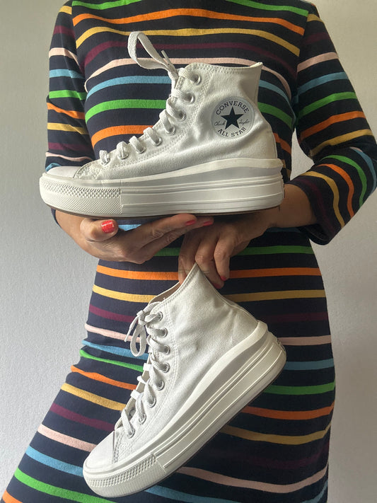 White Converse Chuck Taylor All Star – US 8 / UK 6 / EUR 39