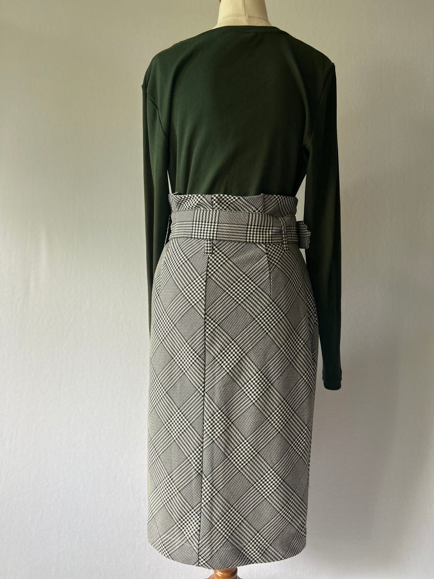High-Waisted Houndstooth Plaid Midi Skirt with Belt - Size UK 12 / EUR 40