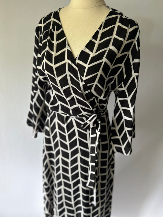 Black and White Wrap Dress – Size 8
