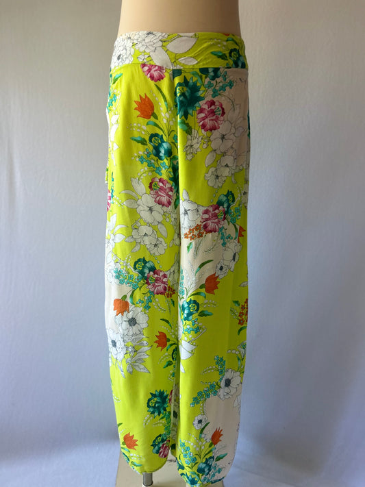 Floral print pants in size M made of 100% viscose.