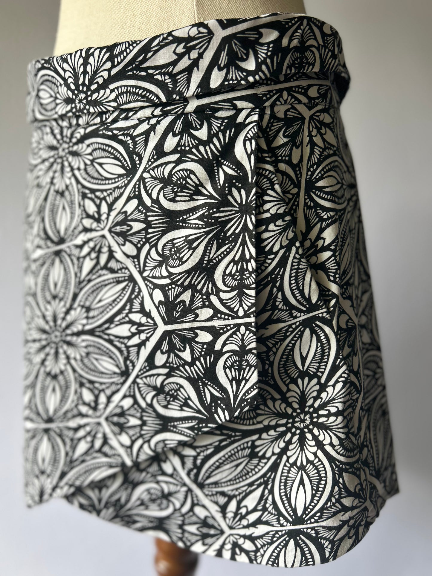 Black & White Patterned Cotton Skirt – Size 10