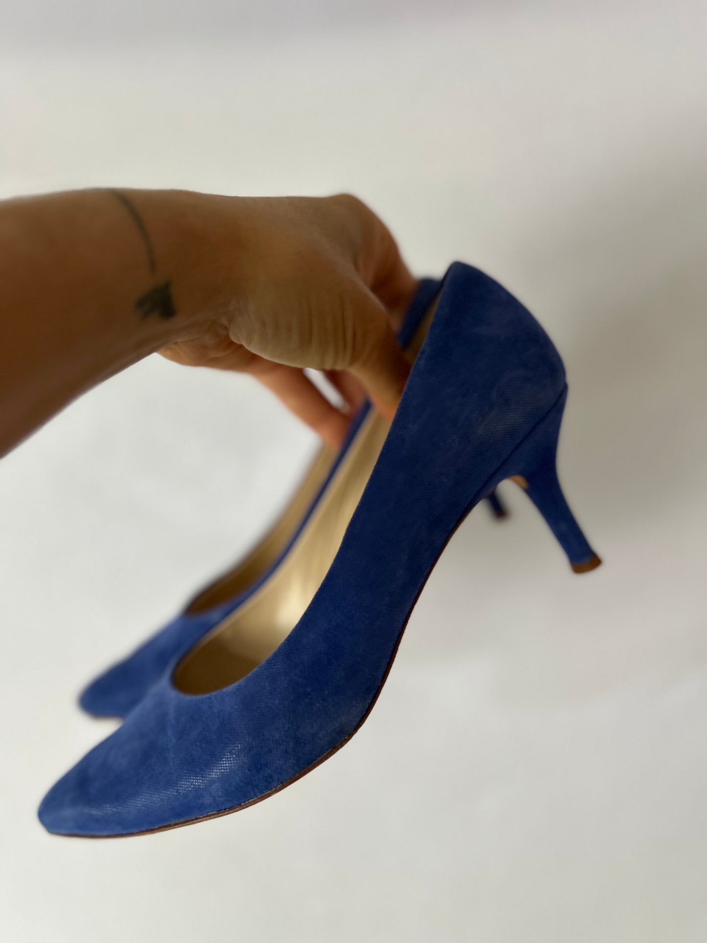Amalfi by Rangoni Blue Suede Kitten Heel Pumps
Size: Women's US 6 1/2 (6.5)