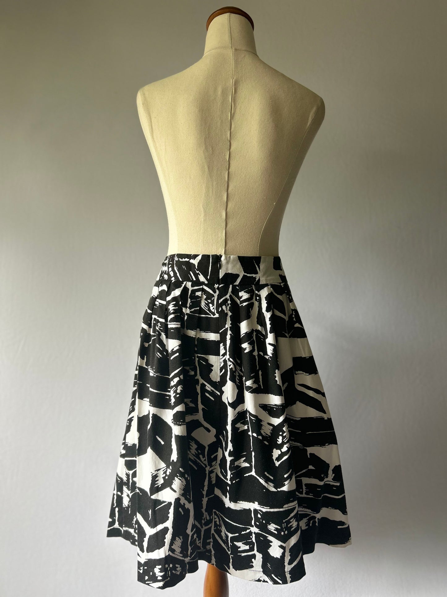 Black & White Abstract Print Skirt – Size 14
