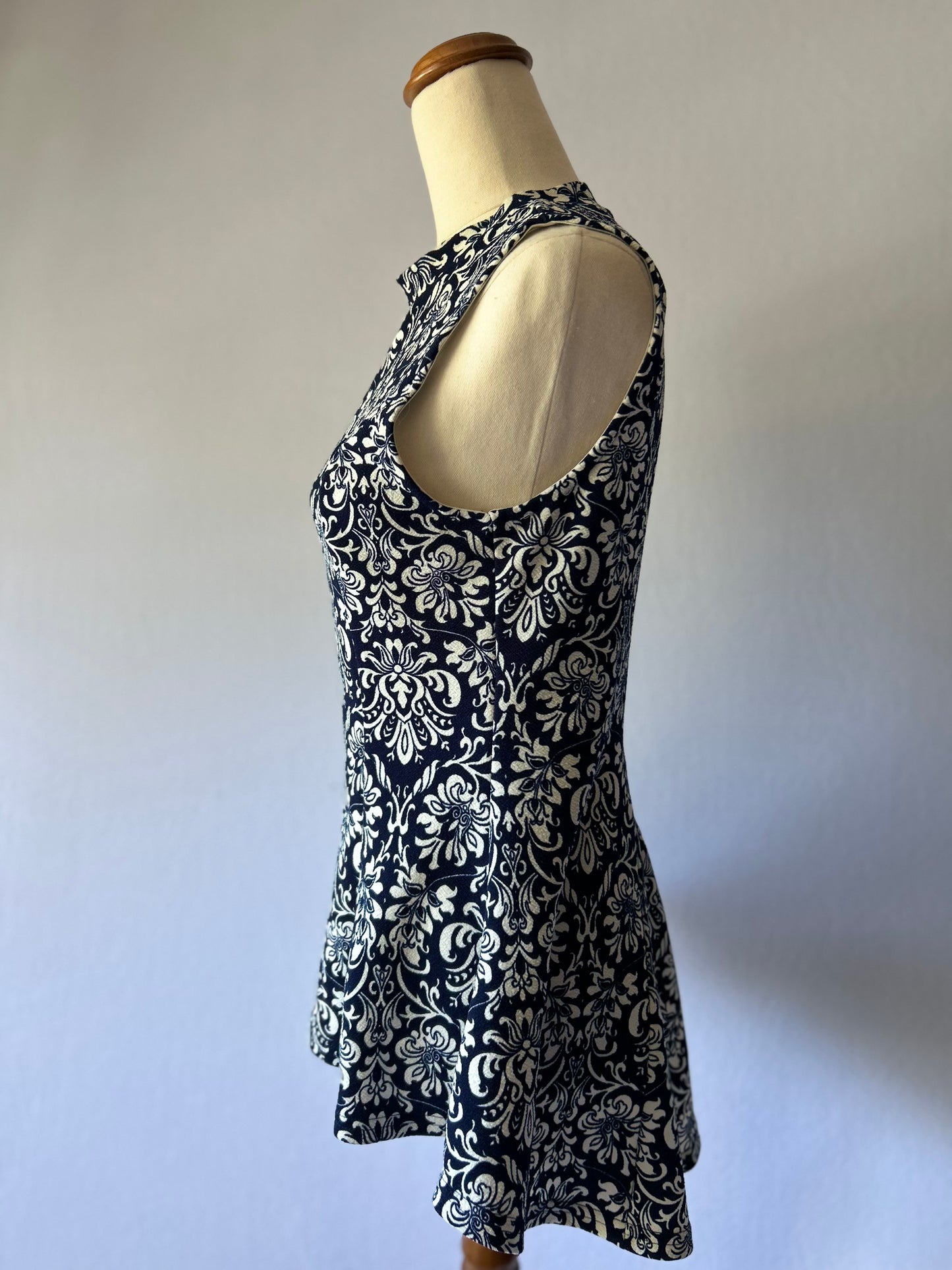 Mirrou Sleeveless Damask Print Tunic Top (Size Small)
