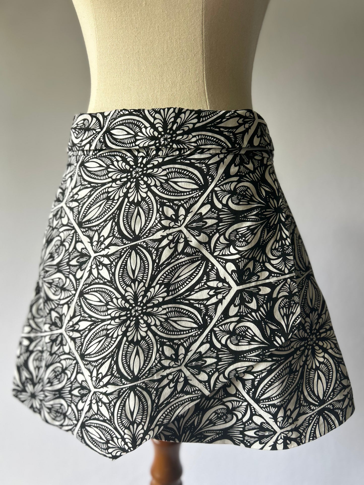 Black & White Patterned Cotton Skirt – Size 10