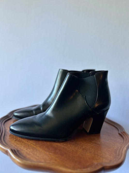 Classic Black Pointed-Toe Chelsea Boots - Size EUR 39