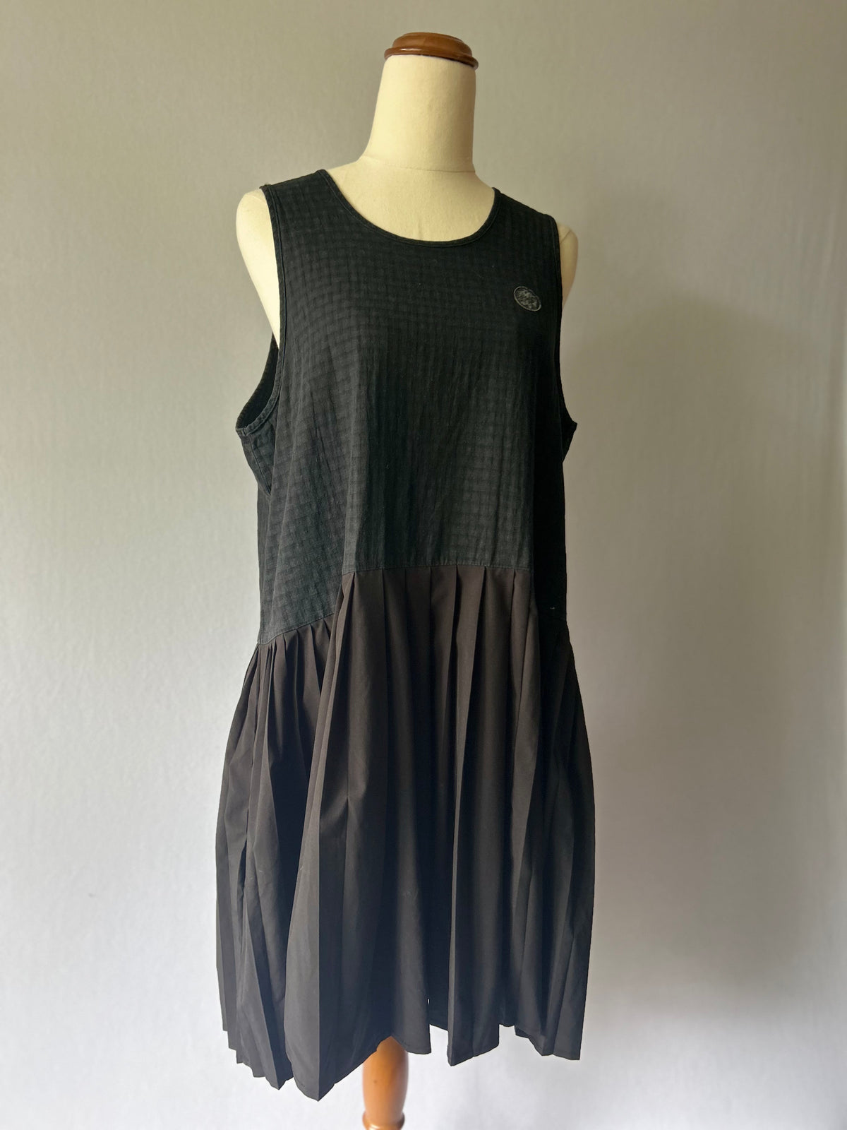 ilabb Black Textured Pleated Drop-Waist Dress - Size M