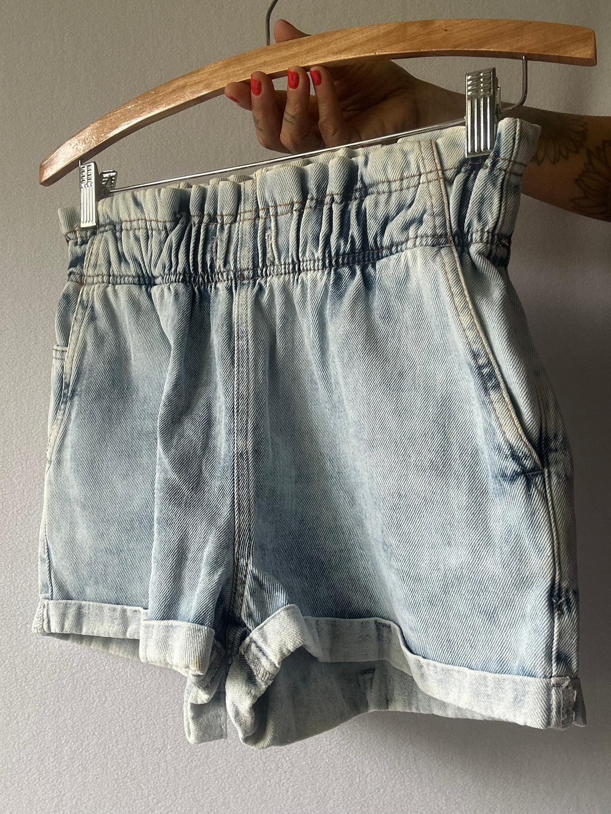 Light Wash Paperbag Waist Denim Shorts – Size 34