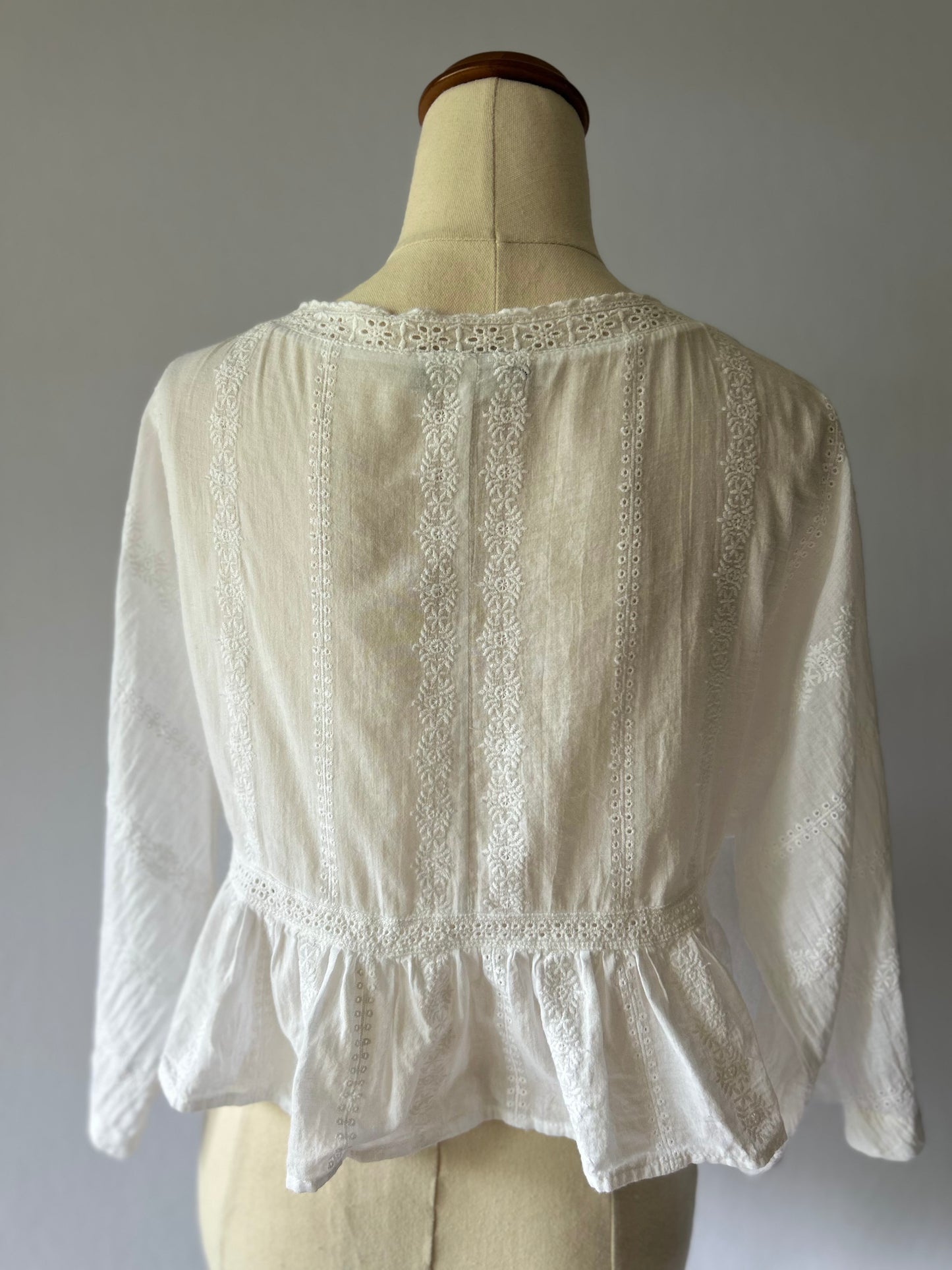 White Cropped Lace Top – Size Small (100% Cotton)