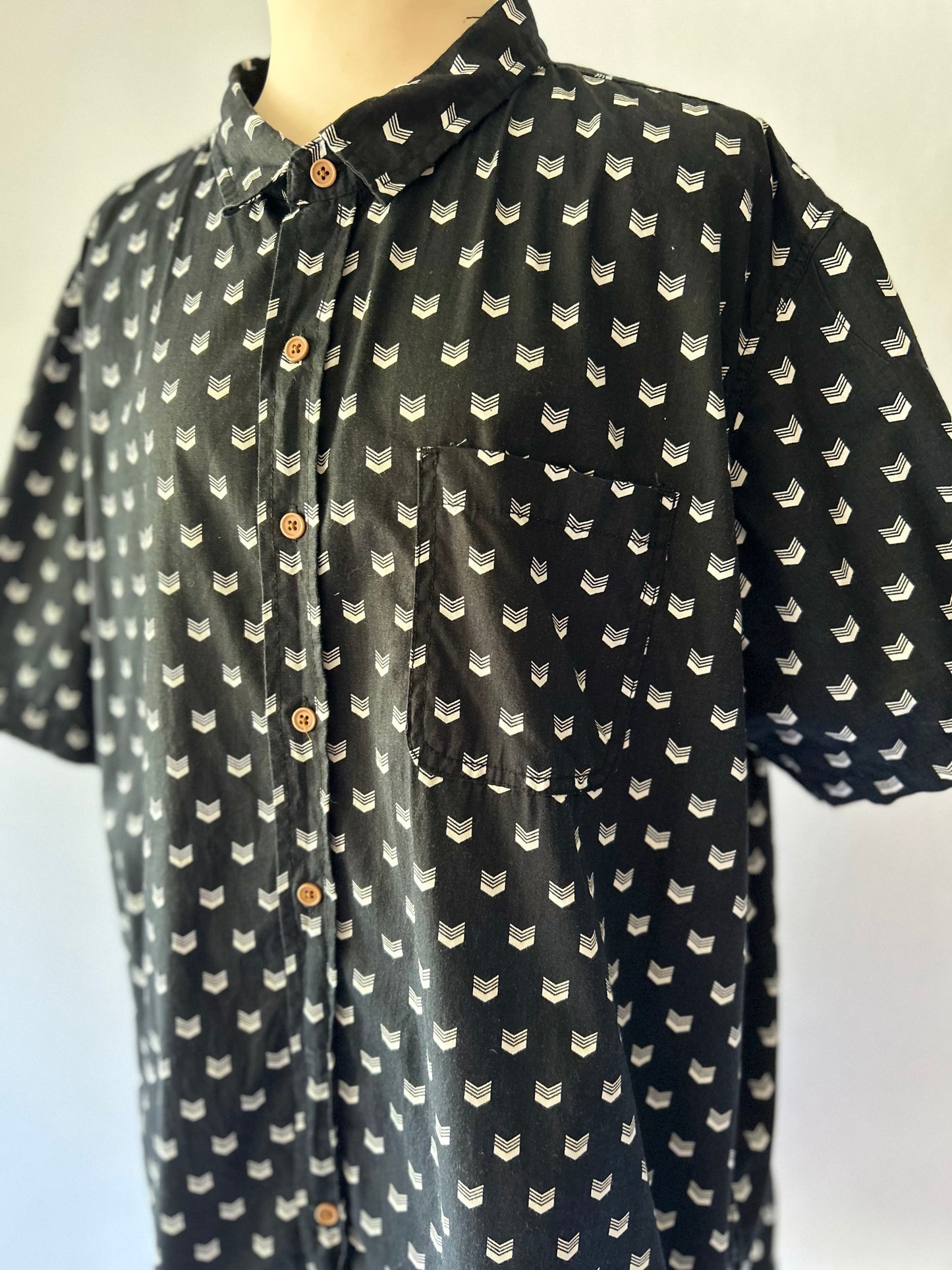 Short Sleeve Black & White Chevron Pattern Cotton Shirt - Men's 2XL