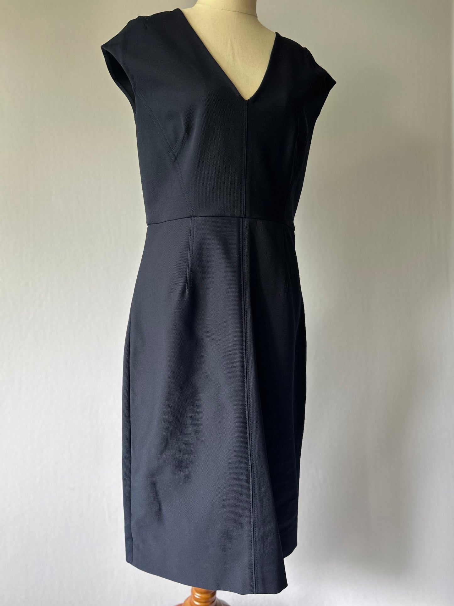 Diane von Furstenberg (DVF) Navy V-Neck Sheath Dress – Size 8