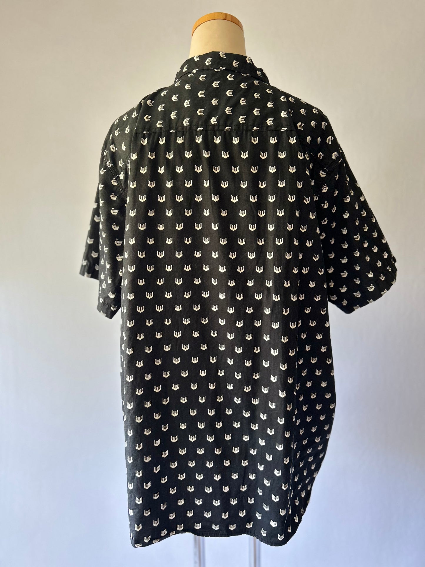 Short Sleeve Black & White Chevron Pattern Cotton Shirt - Men's 2XL