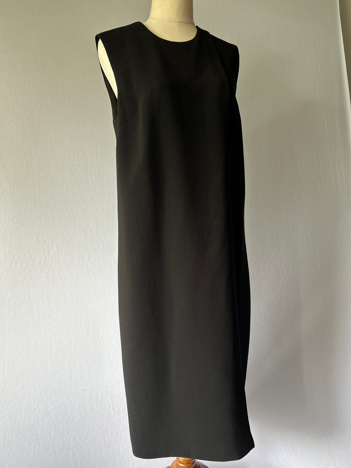 Juliette Hogan Minimalist Black Shift Dress – Size 8