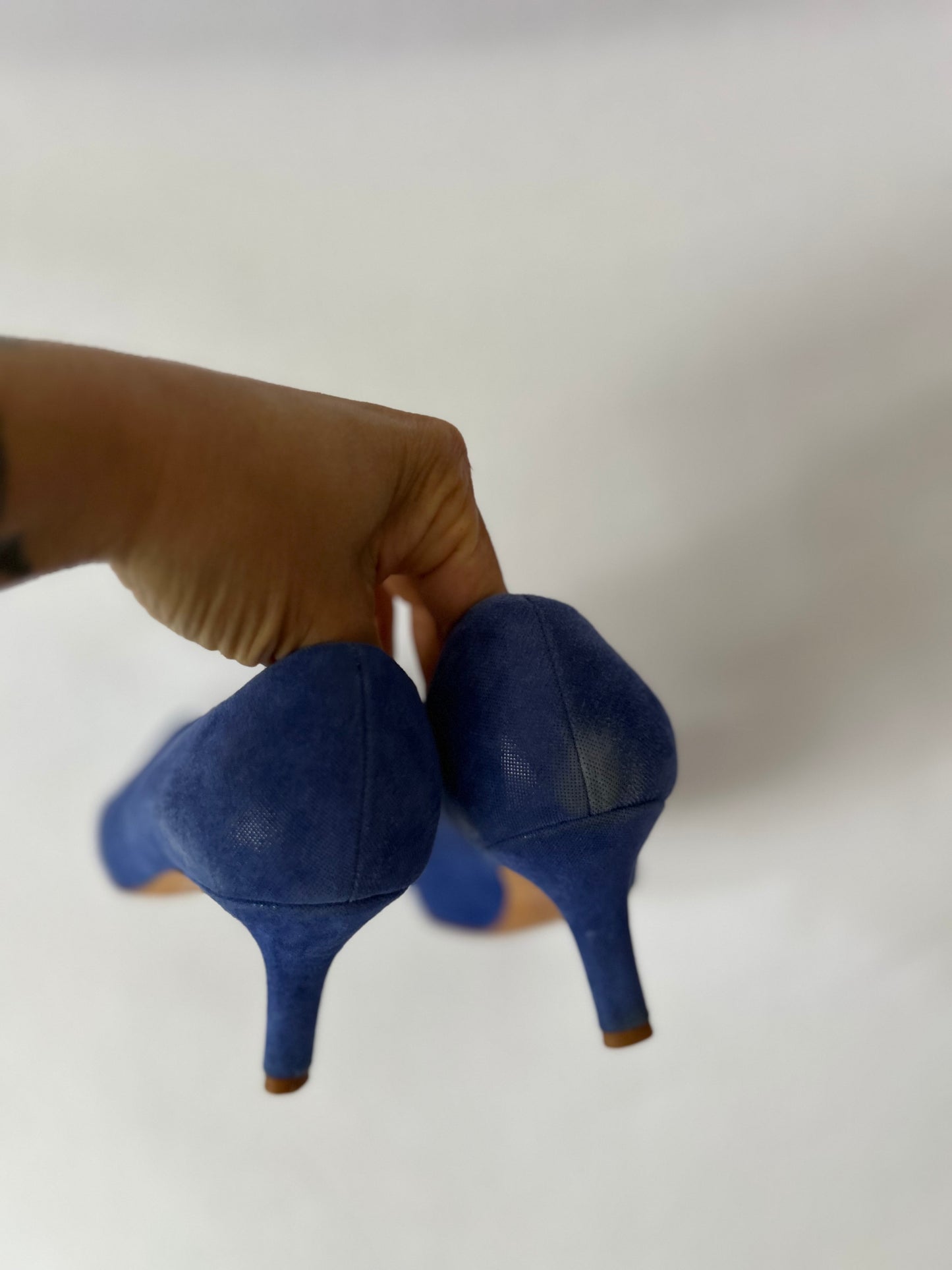 Amalfi by Rangoni Blue Suede Kitten Heel Pumps
Size: Women's US 6 1/2 (6.5)