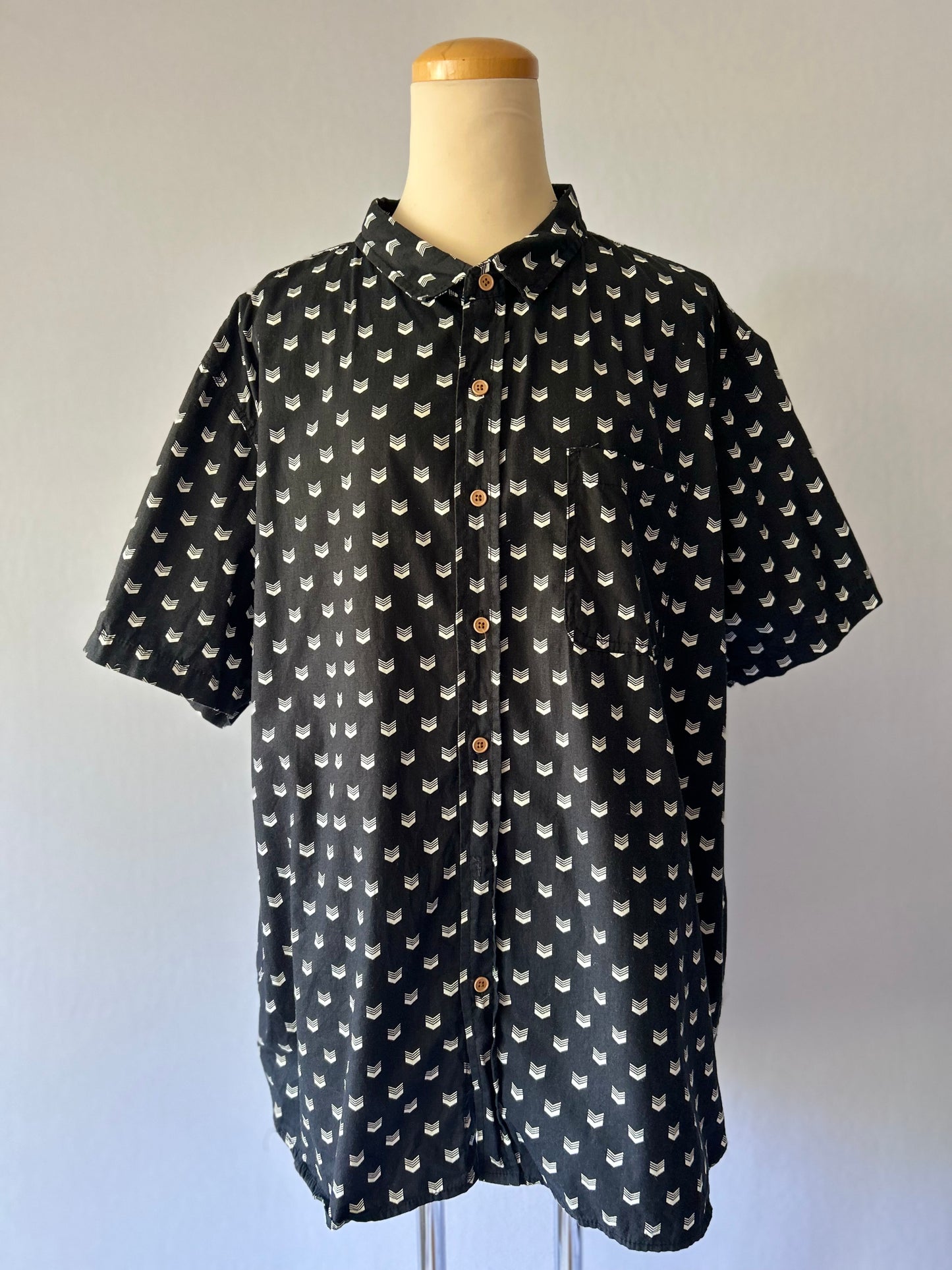 Short Sleeve Black & White Chevron Pattern Cotton Shirt - Men's 2XL