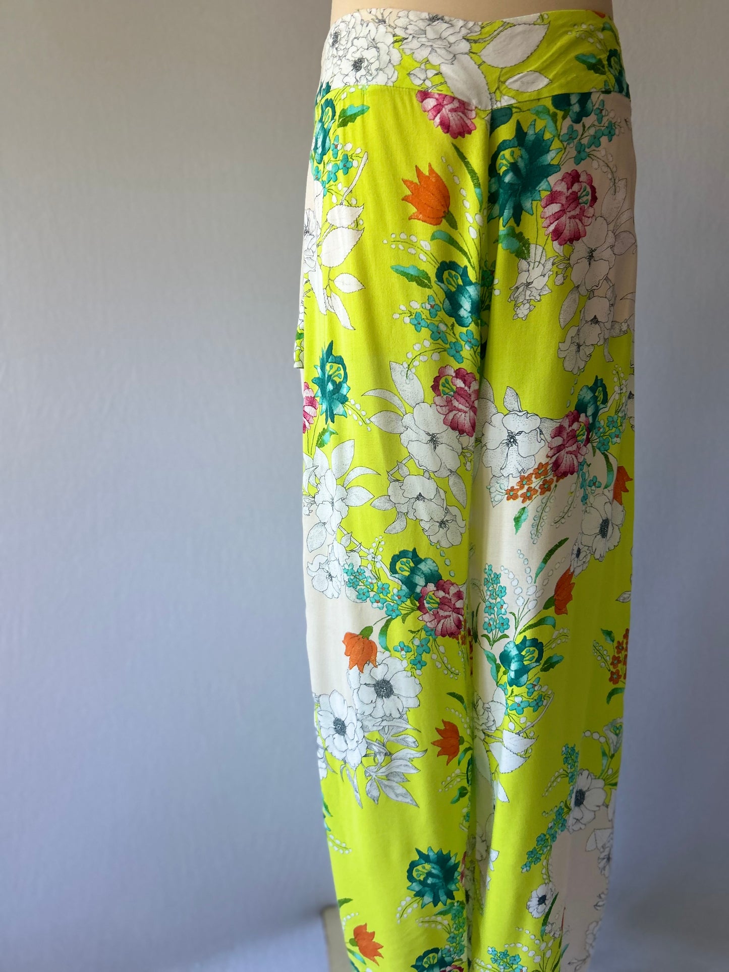 Floral print pants in size M made of 100% viscose.