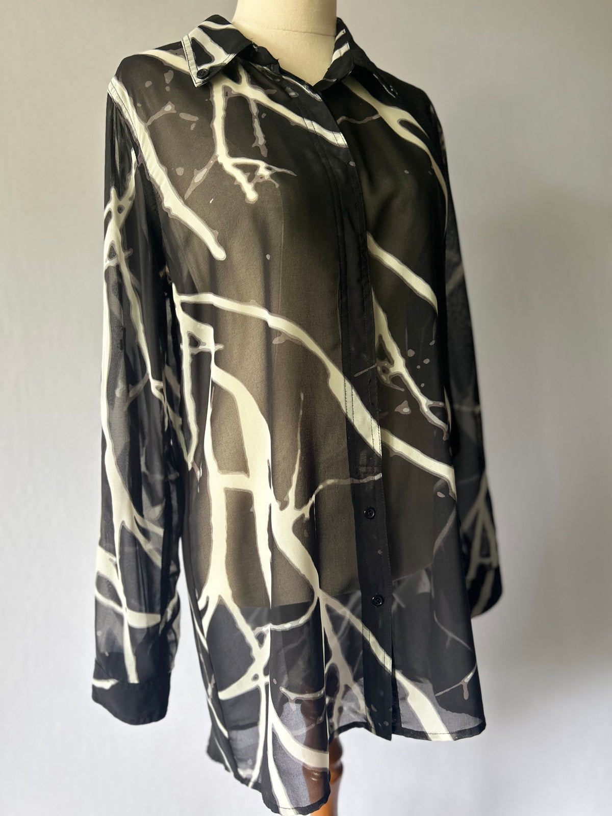 Sabine Black & Off-White Sheer Abstract Graphic Longline Shirt - Size 10