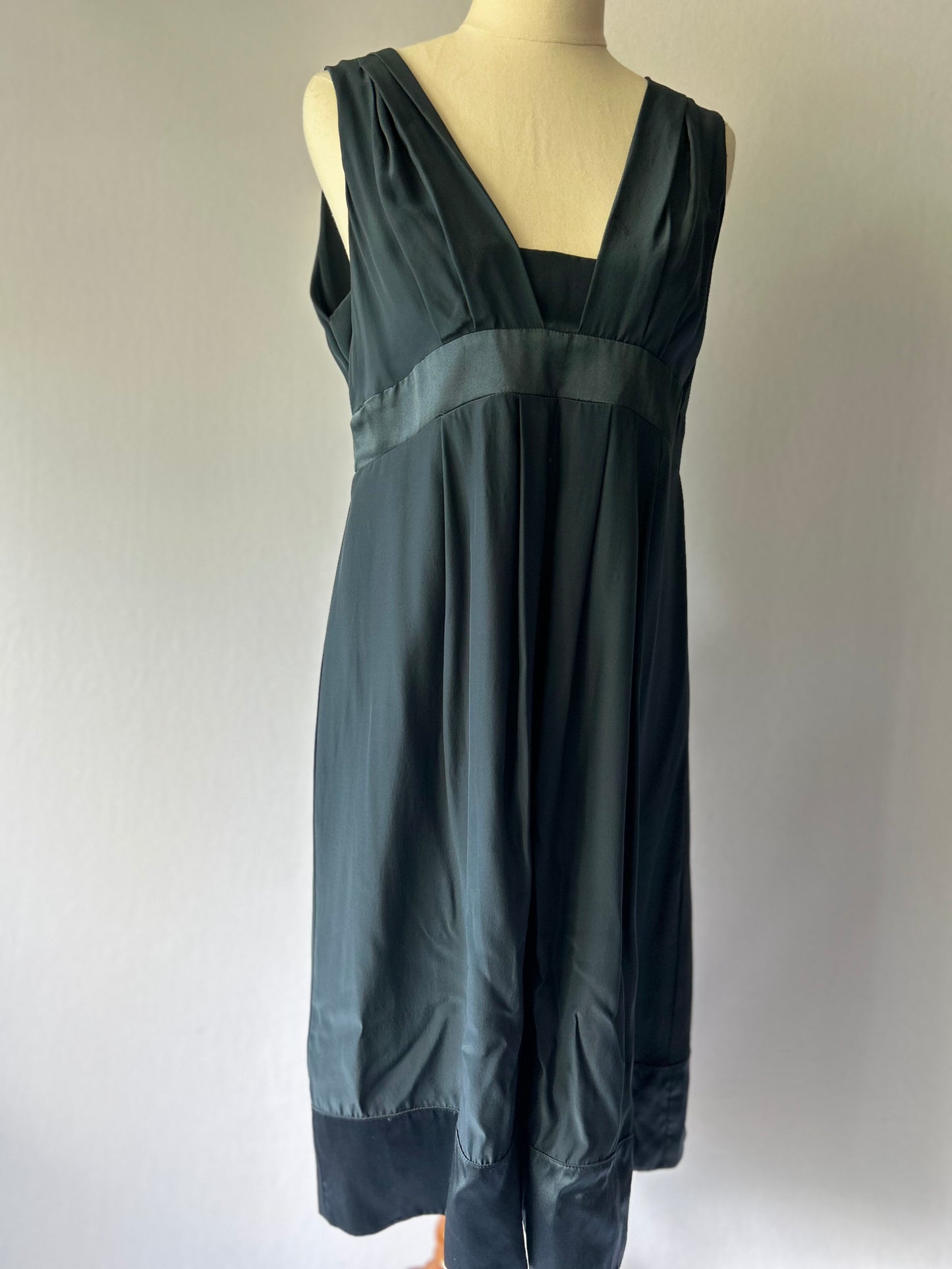 Graham & Spencer 100% Silk Sleeveless V-Neck Dress – Size M
