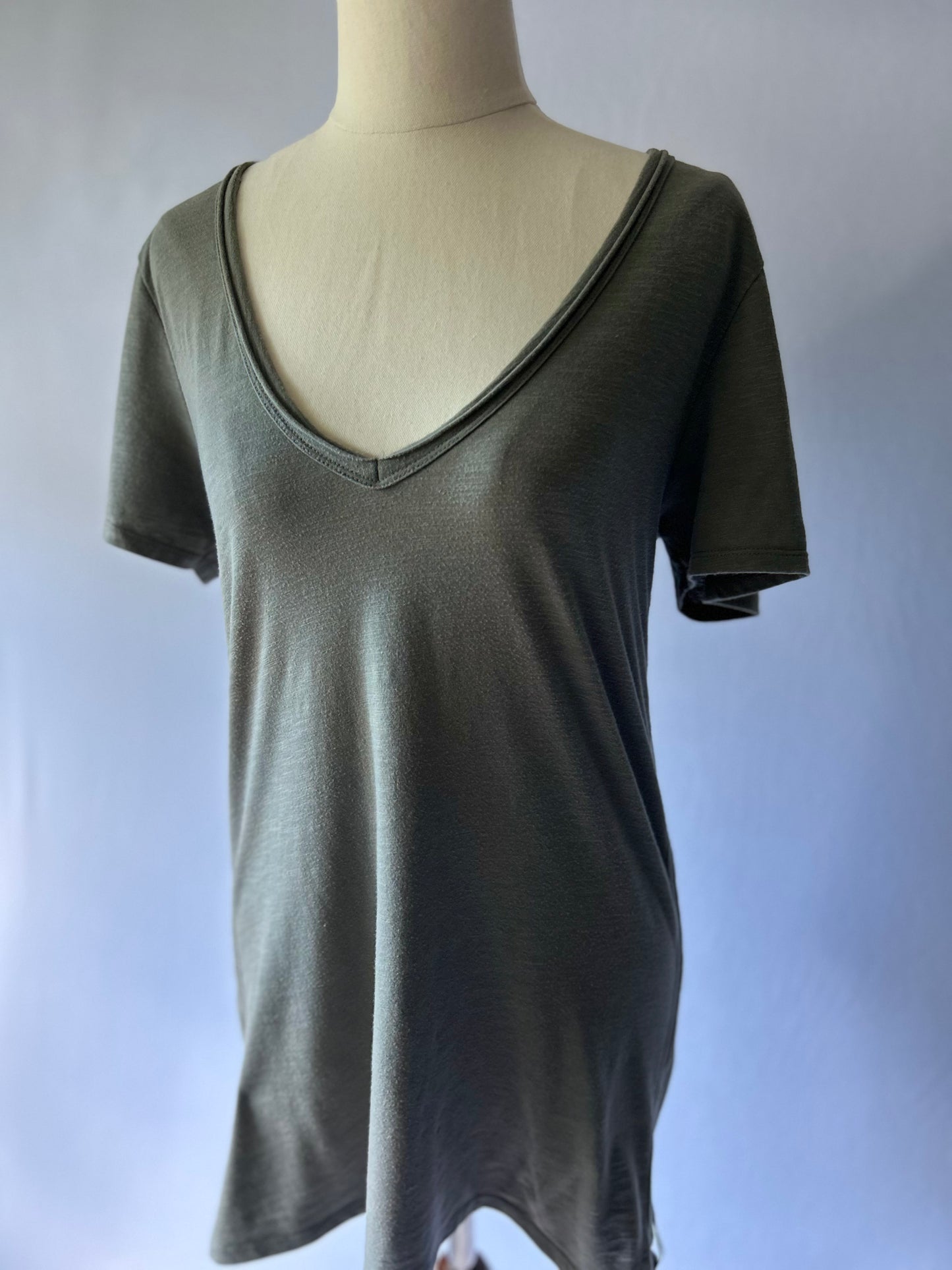 Billabong V-Neck Basic T-Shirt – Size 10
