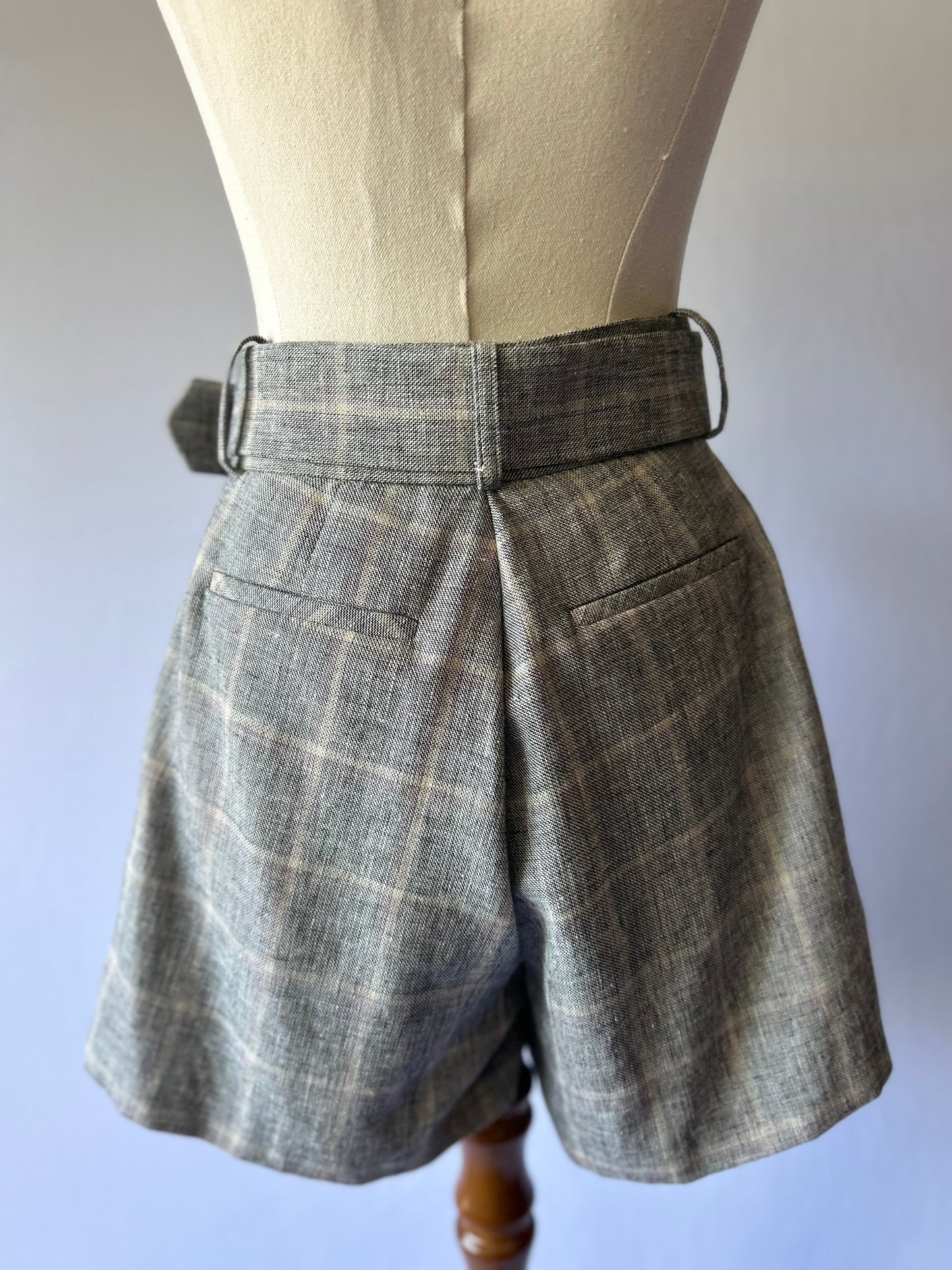 Tailored Linen Blend Shorts – Size 38, Made in Paris