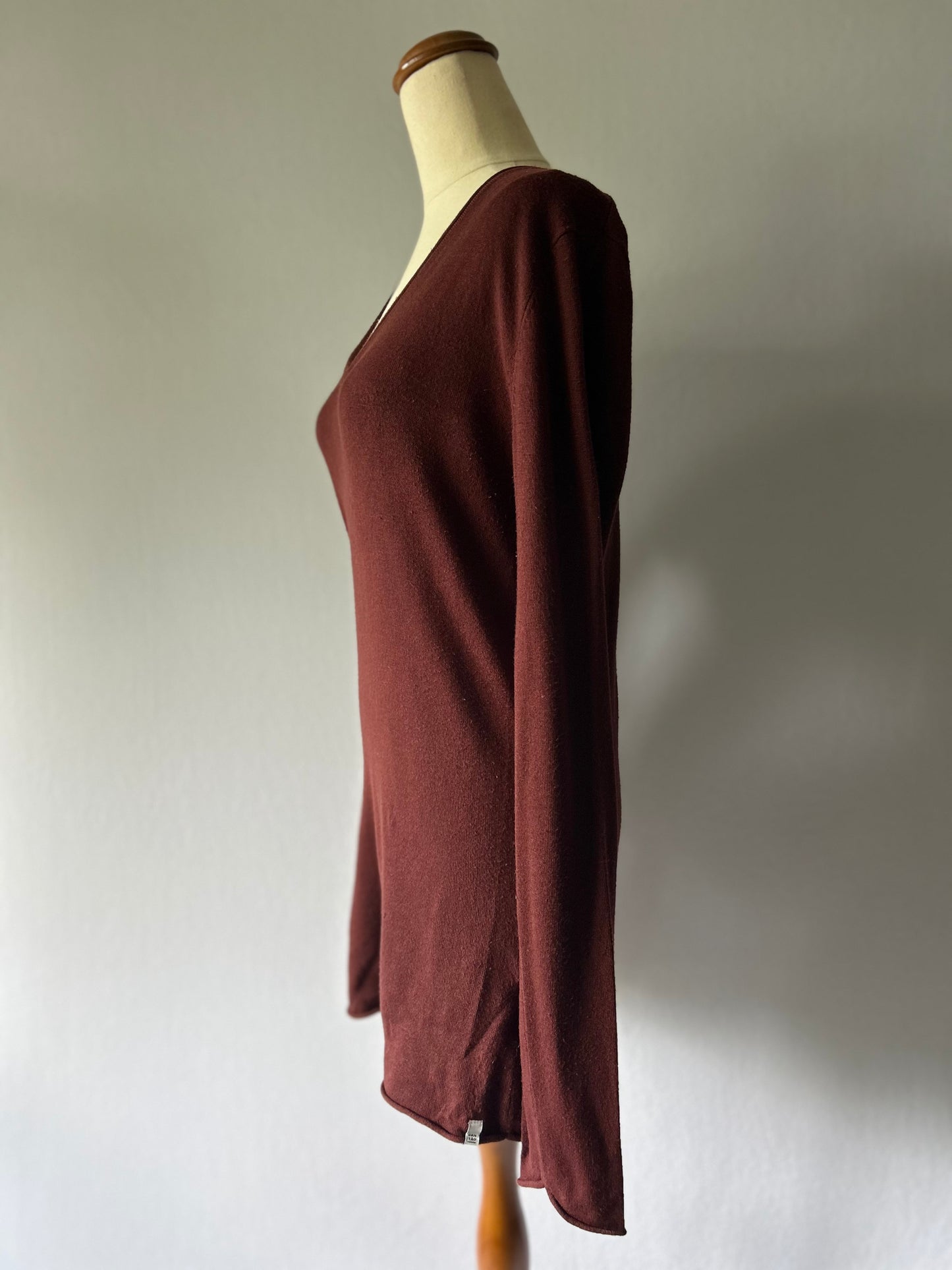 Minimalist Fine-Knit Rolled-Hem V-Neck Top - Deep Terracotta - Size M