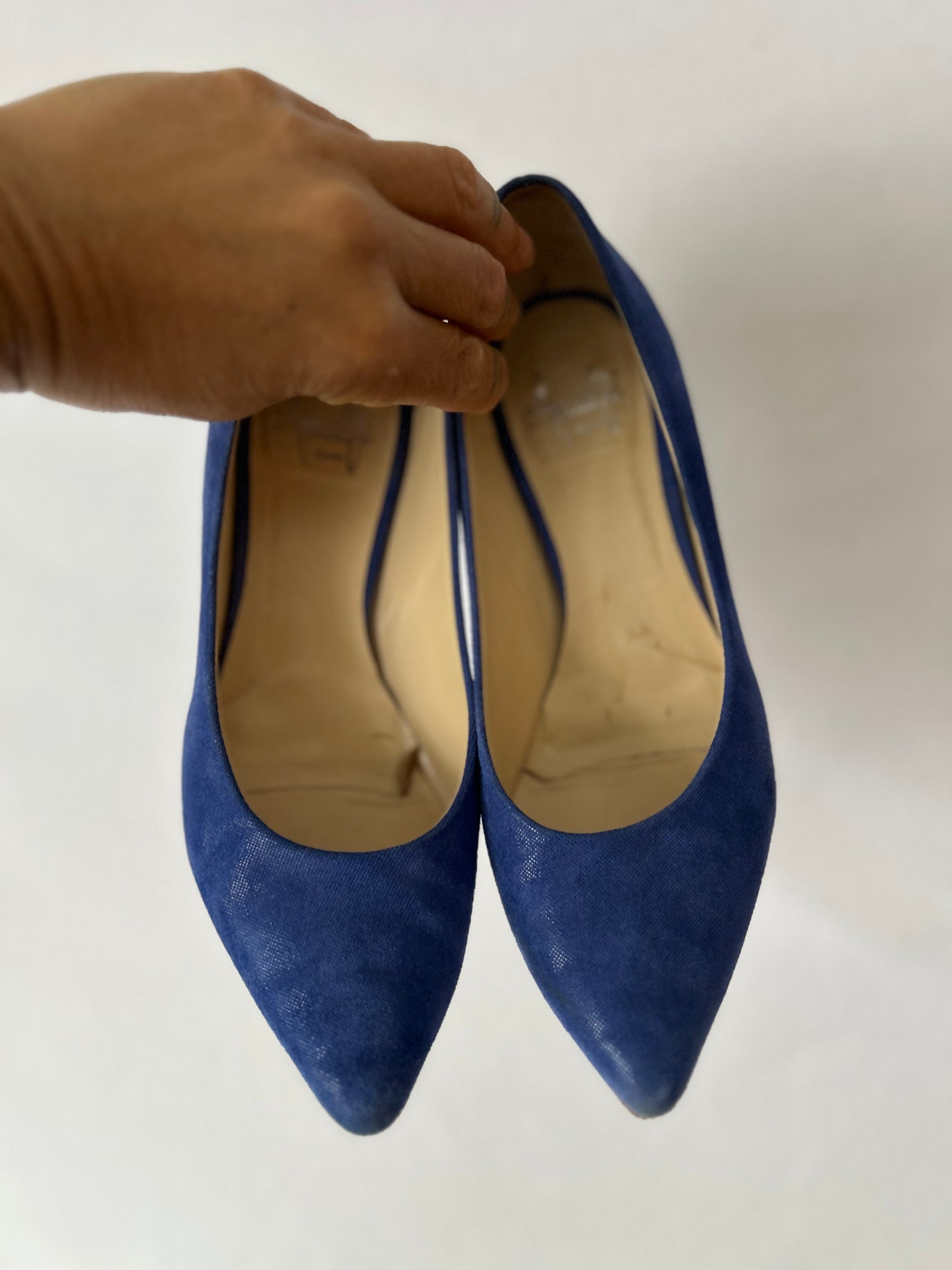 Amalfi by Rangoni Blue Suede Kitten Heel Pumps
Size: Women's US 6 1/2 (6.5)
