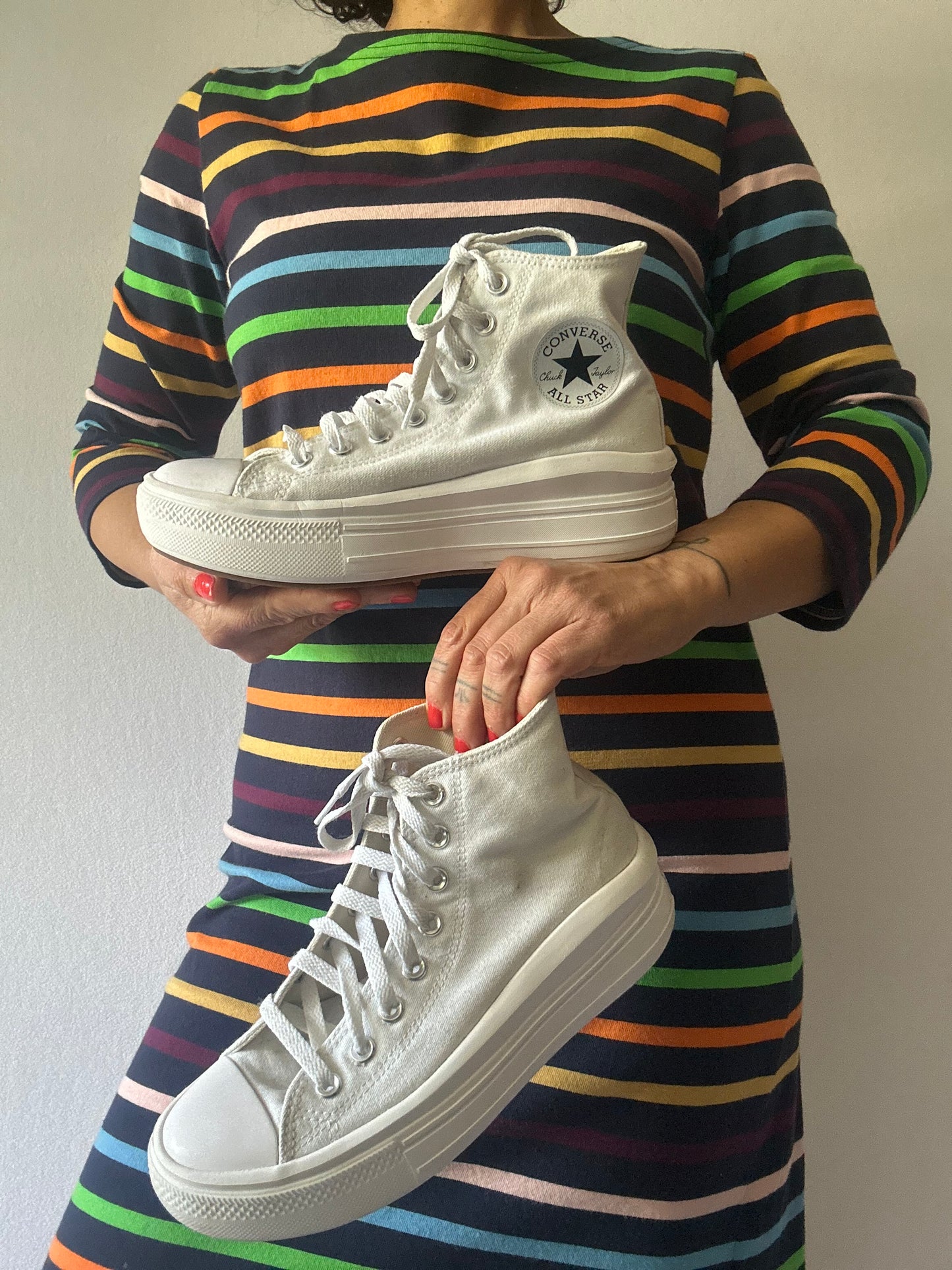 White Converse Chuck Taylor All Star – US 8 / UK 6 / EUR 39