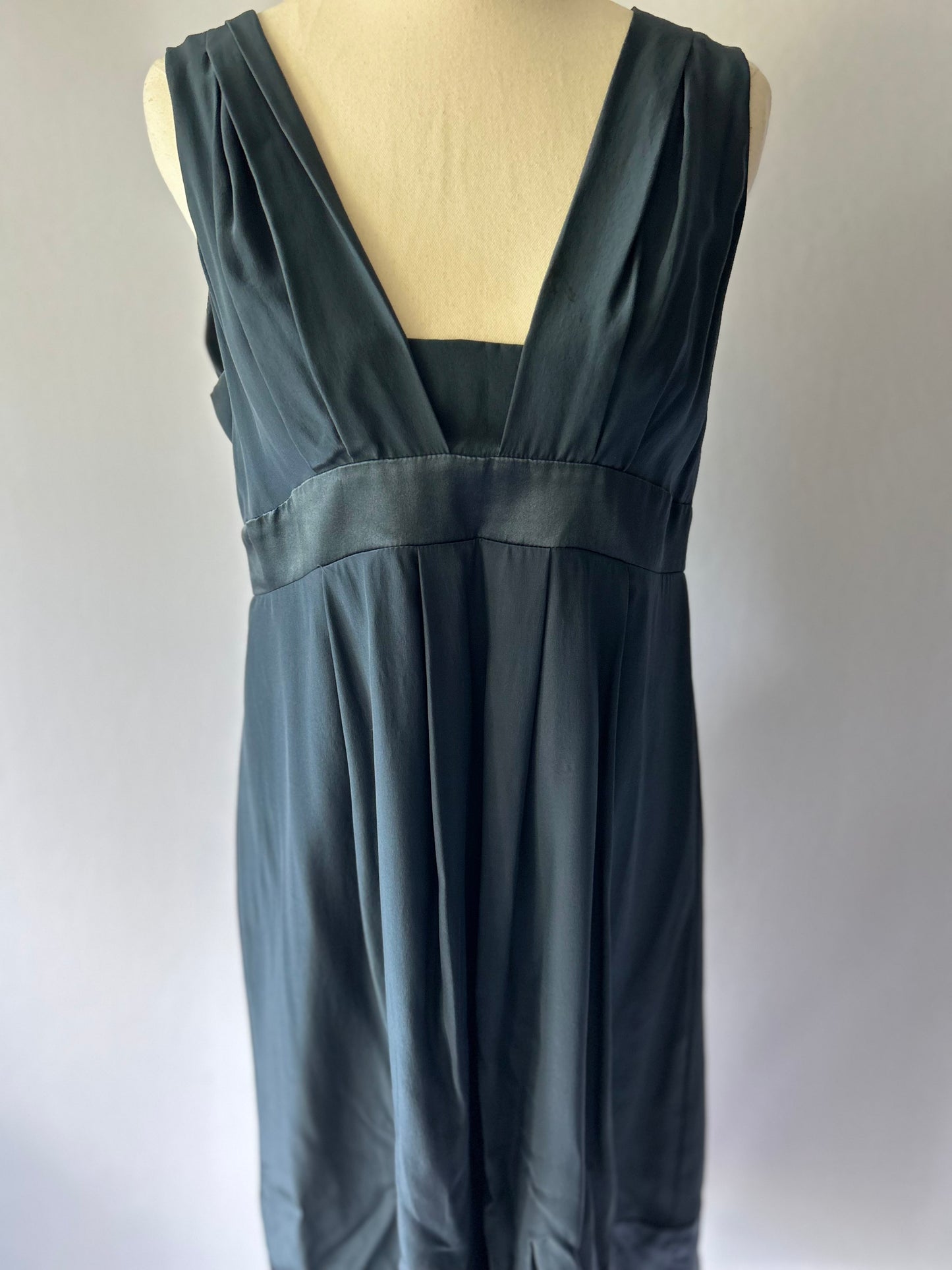 Graham & Spencer 100% Silk Sleeveless V-Neck Dress – Size M