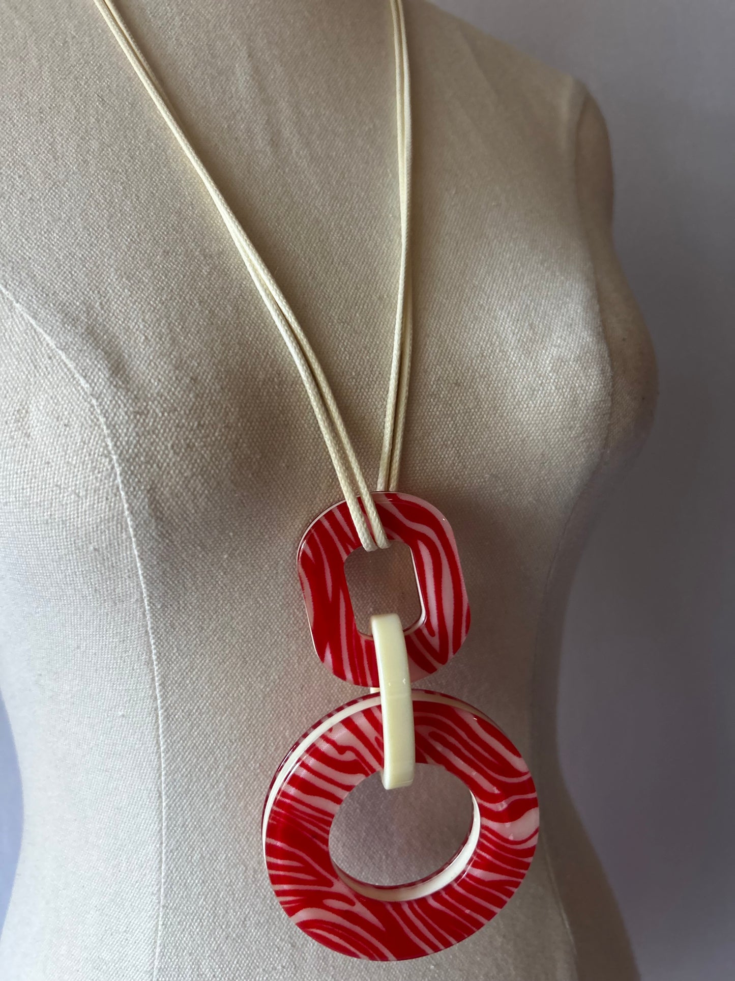 Maximalist Geometric Resin Link Pendant Necklace - Red & Cream