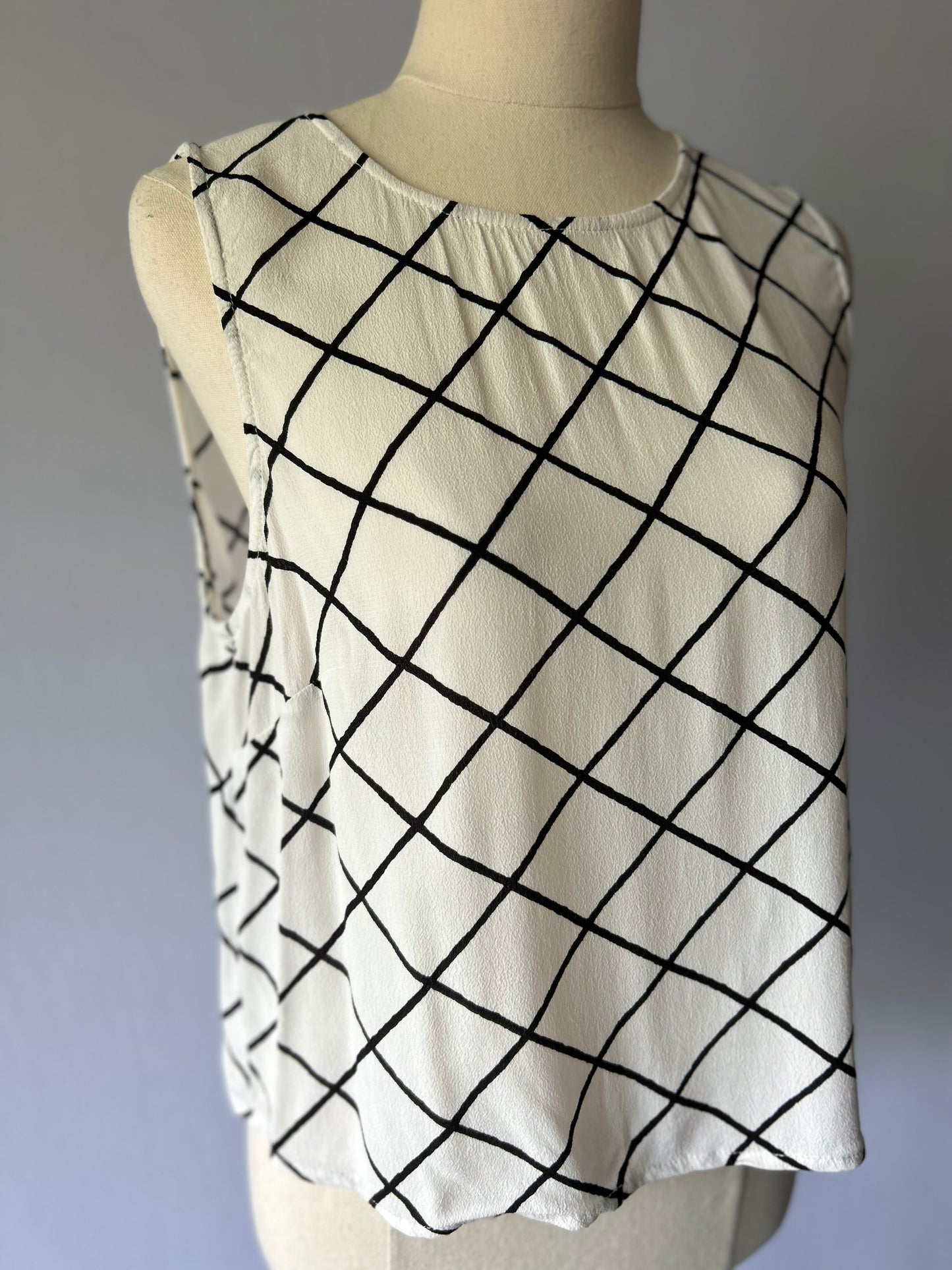 White Geometric Print Tank Top – Size 10