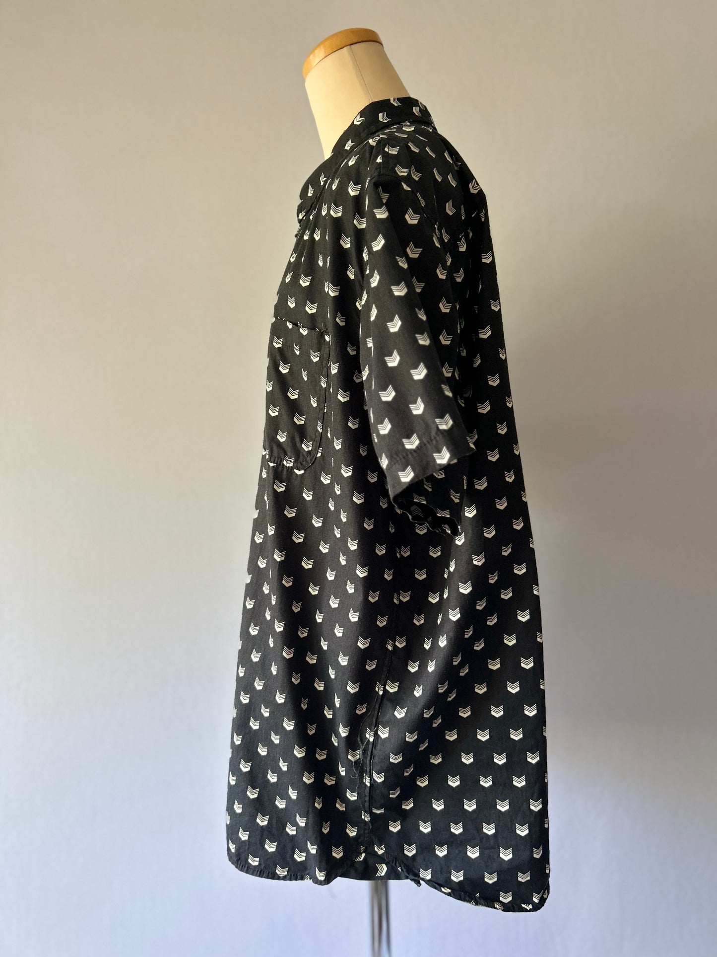 Short Sleeve Black & White Chevron Pattern Cotton Shirt - Men's 2XL