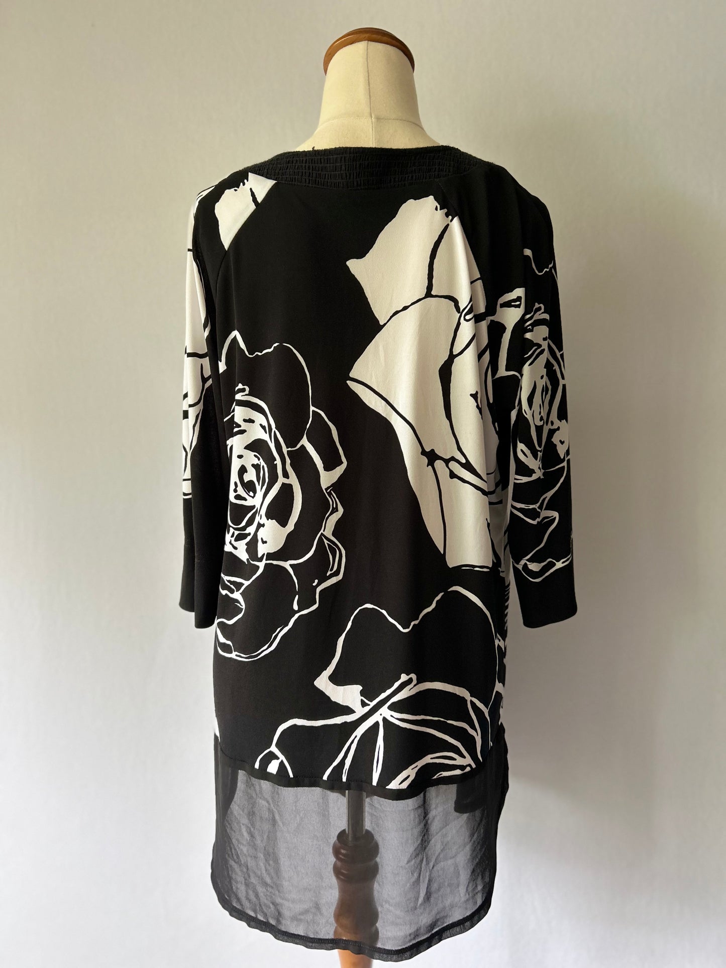 Monochrome Graphic Print Tunic – Made in NZ – Size 10