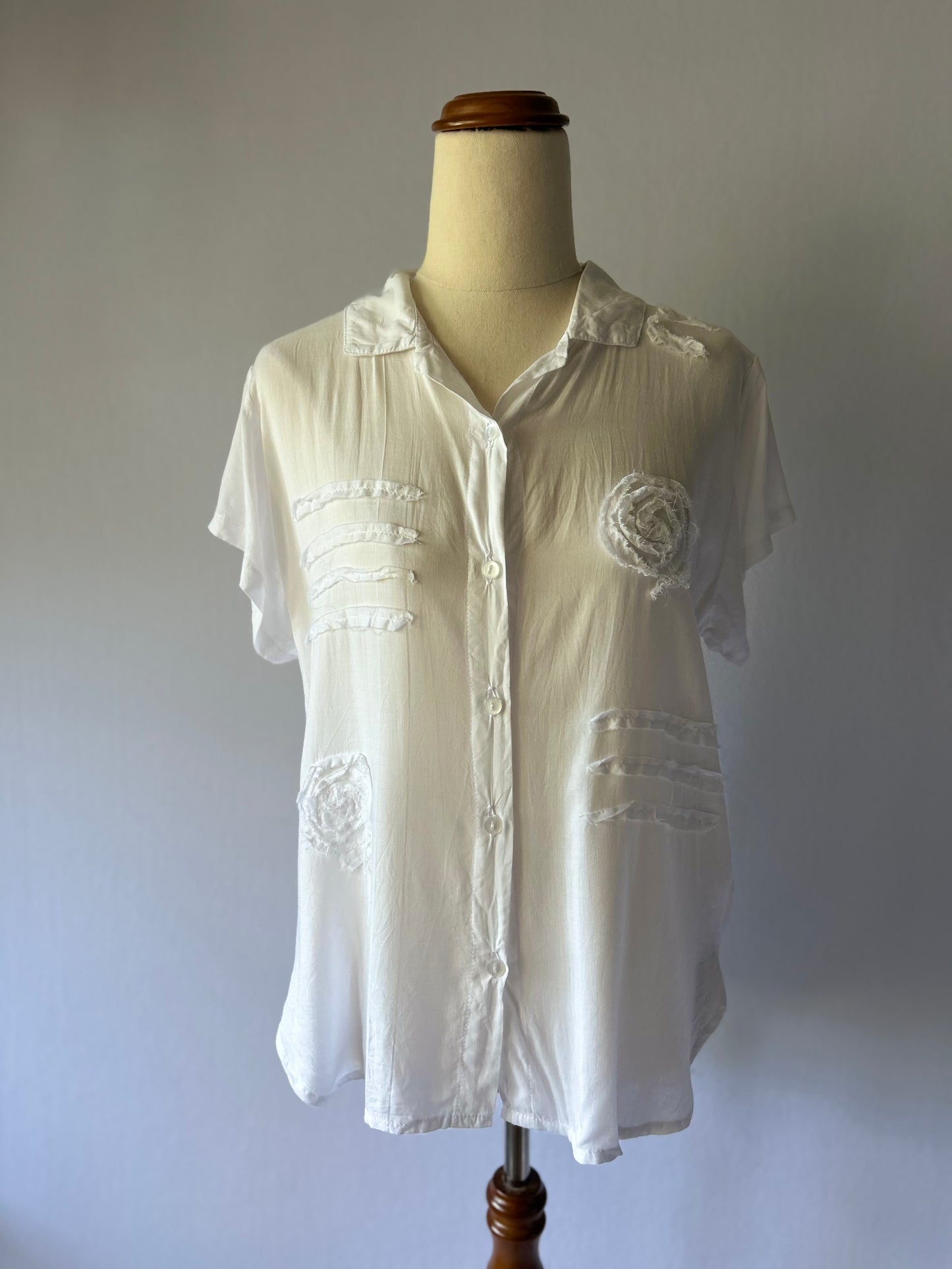 Bohemian Raw-Edge Floral Appliqué Shirt - White Rayon - Size M