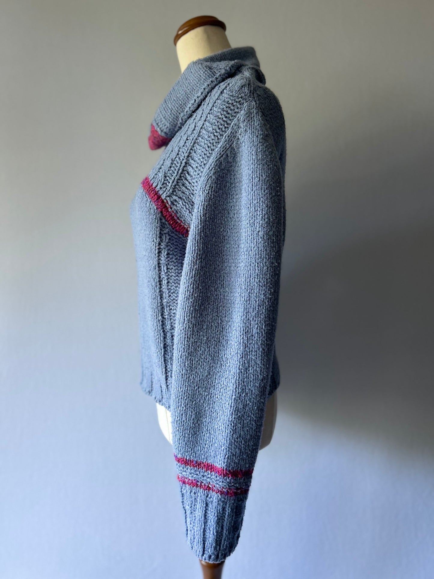 Cornflower Blue Cable-Knit Sweater with Magenta Trim – Size S/M
