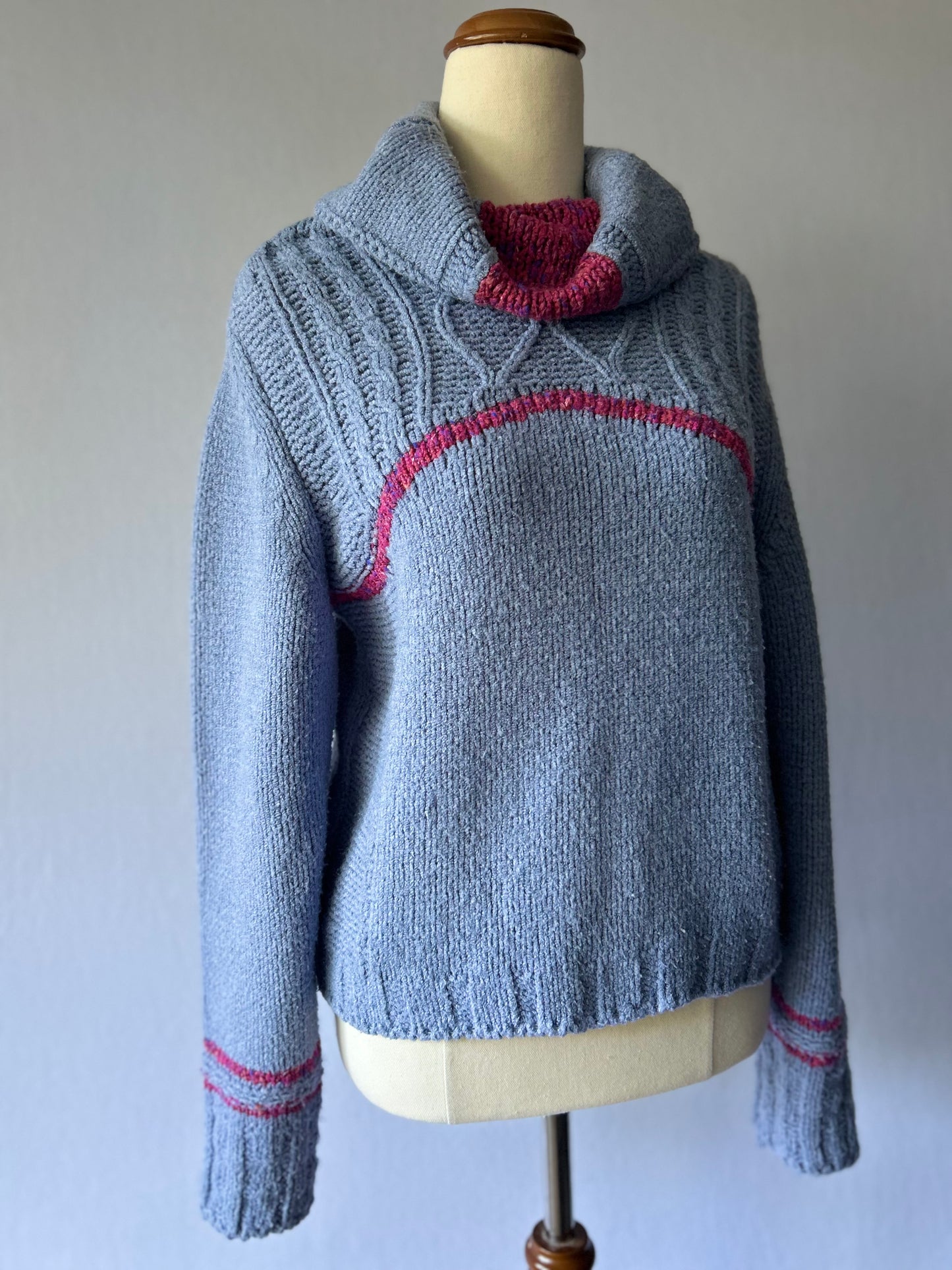 Cornflower Blue Cable-Knit Sweater with Magenta Trim – Size S/M