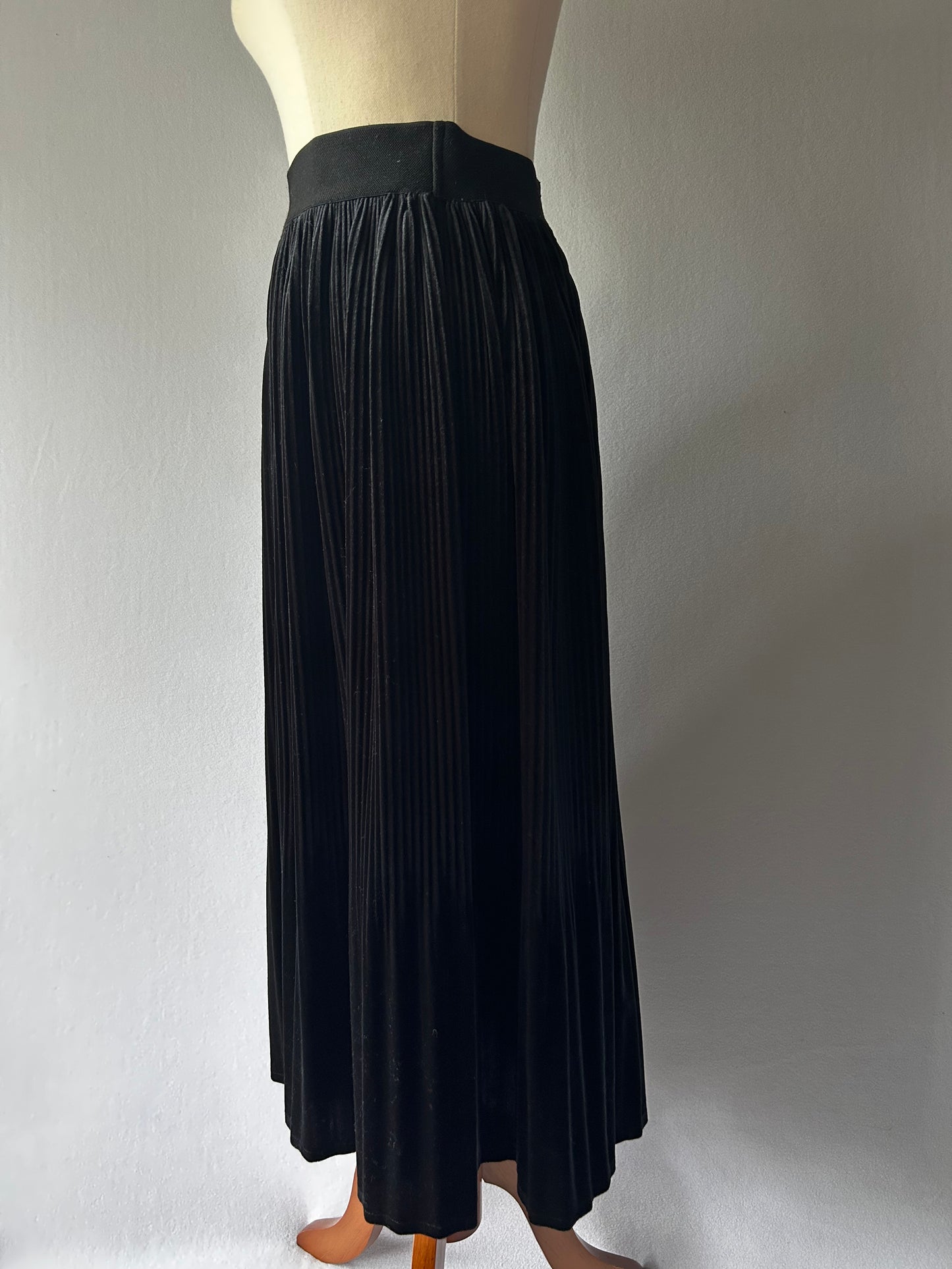 Trelise Cooper Pleated Velvet Midi Skirt – Size S