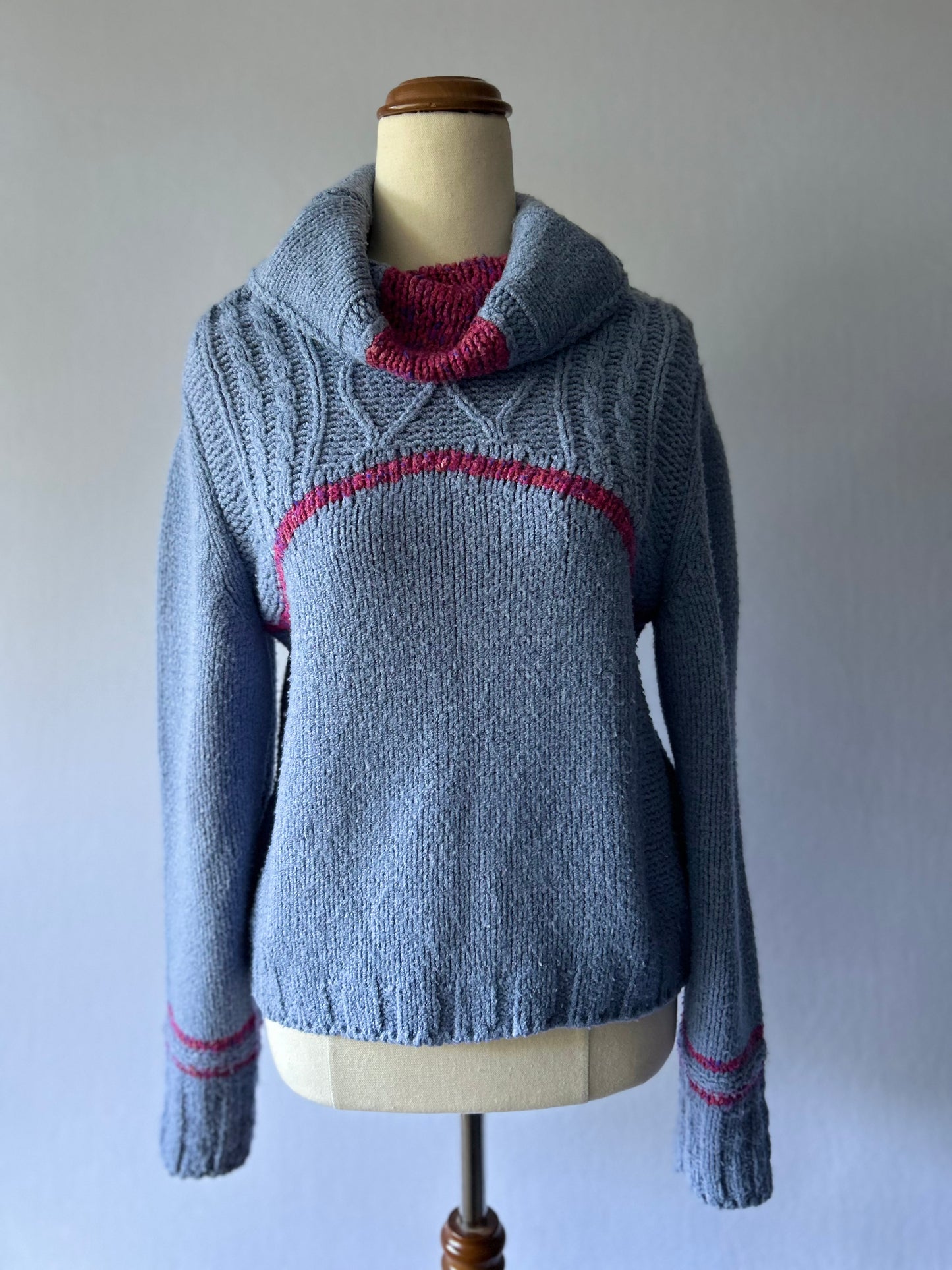Cornflower Blue Cable-Knit Sweater with Magenta Trim – Size S/M