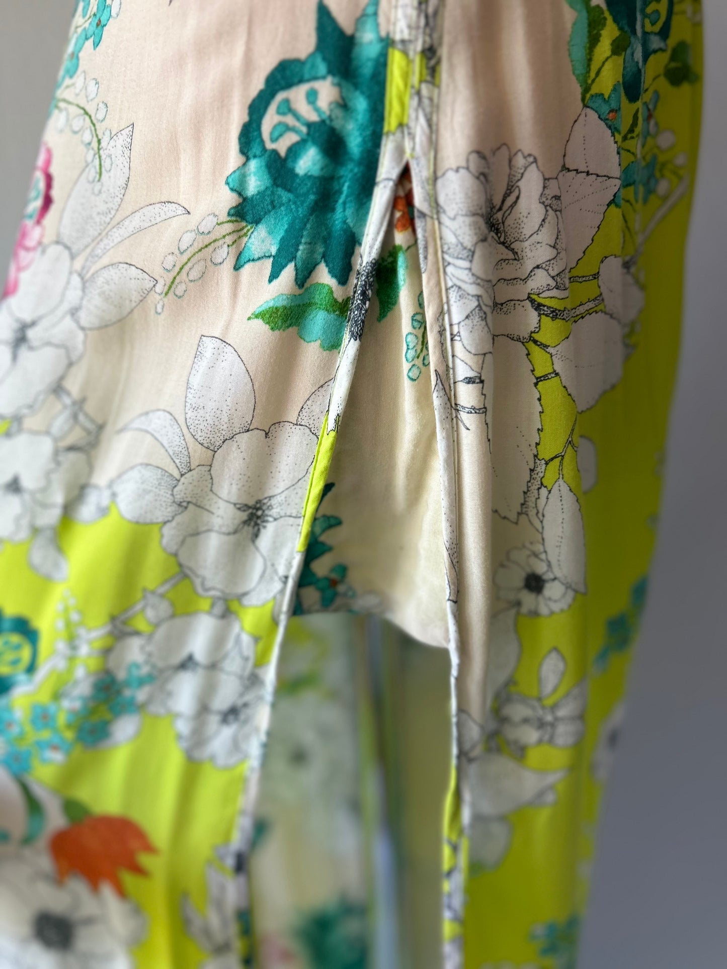 Floral print pants in size M made of 100% viscose.