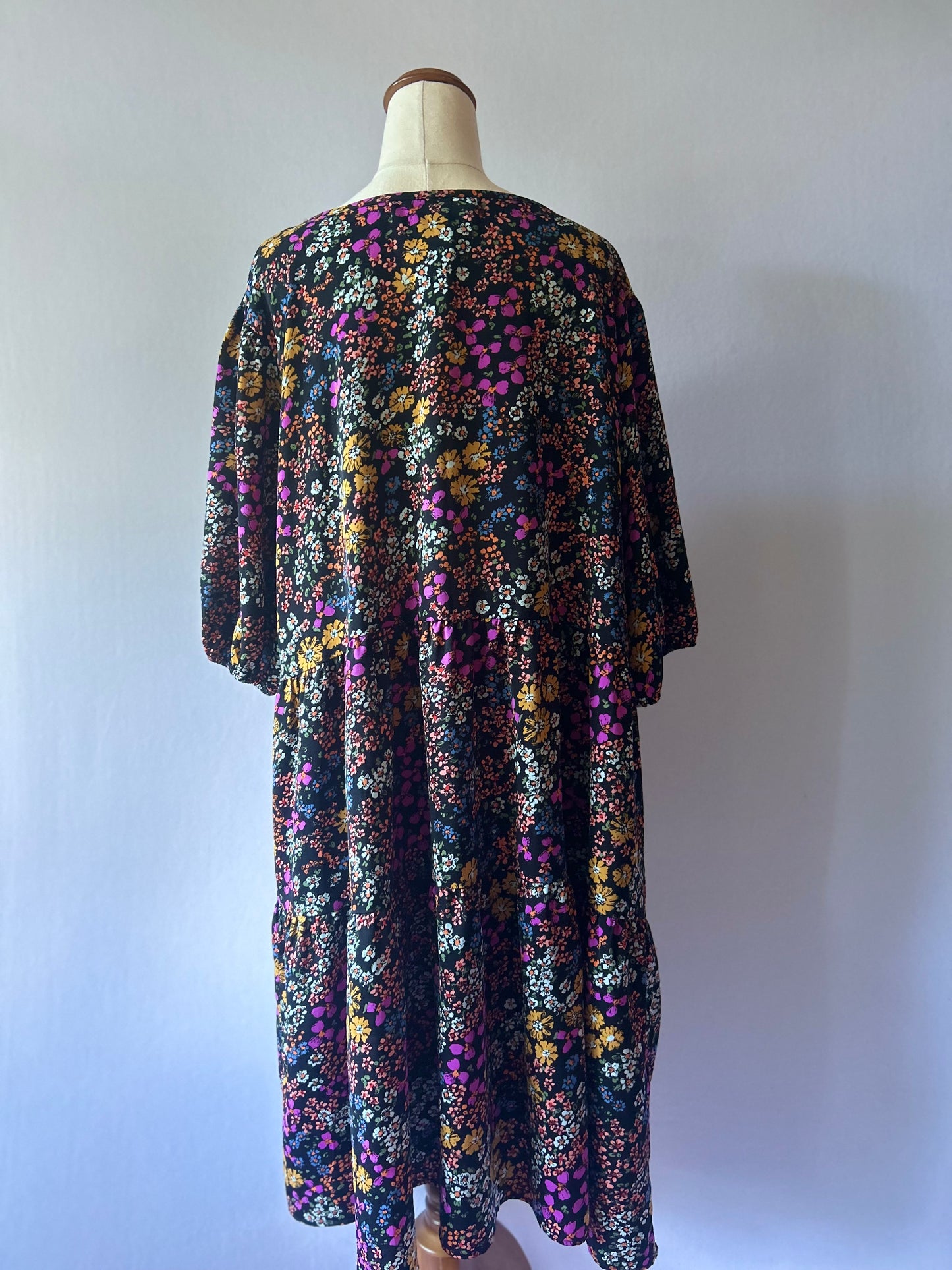 Ruby & Rain Tiered Smock Ditsy Floral Dress - Multi/Black - Size M( NZ-Aus 16-18 )