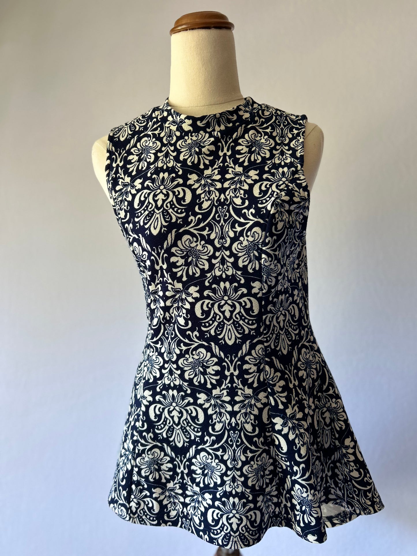 Mirrou Sleeveless Damask Print Tunic Top (Size Small)