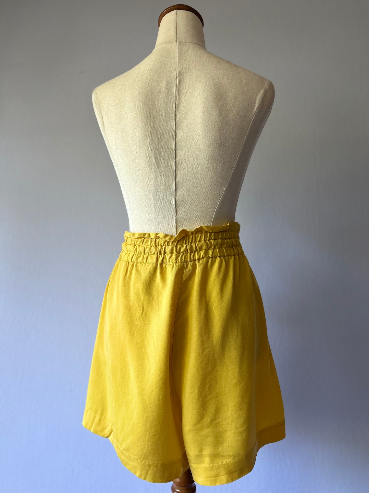 Yellow Lyocell Shorts – Size EUR 40 / US 10