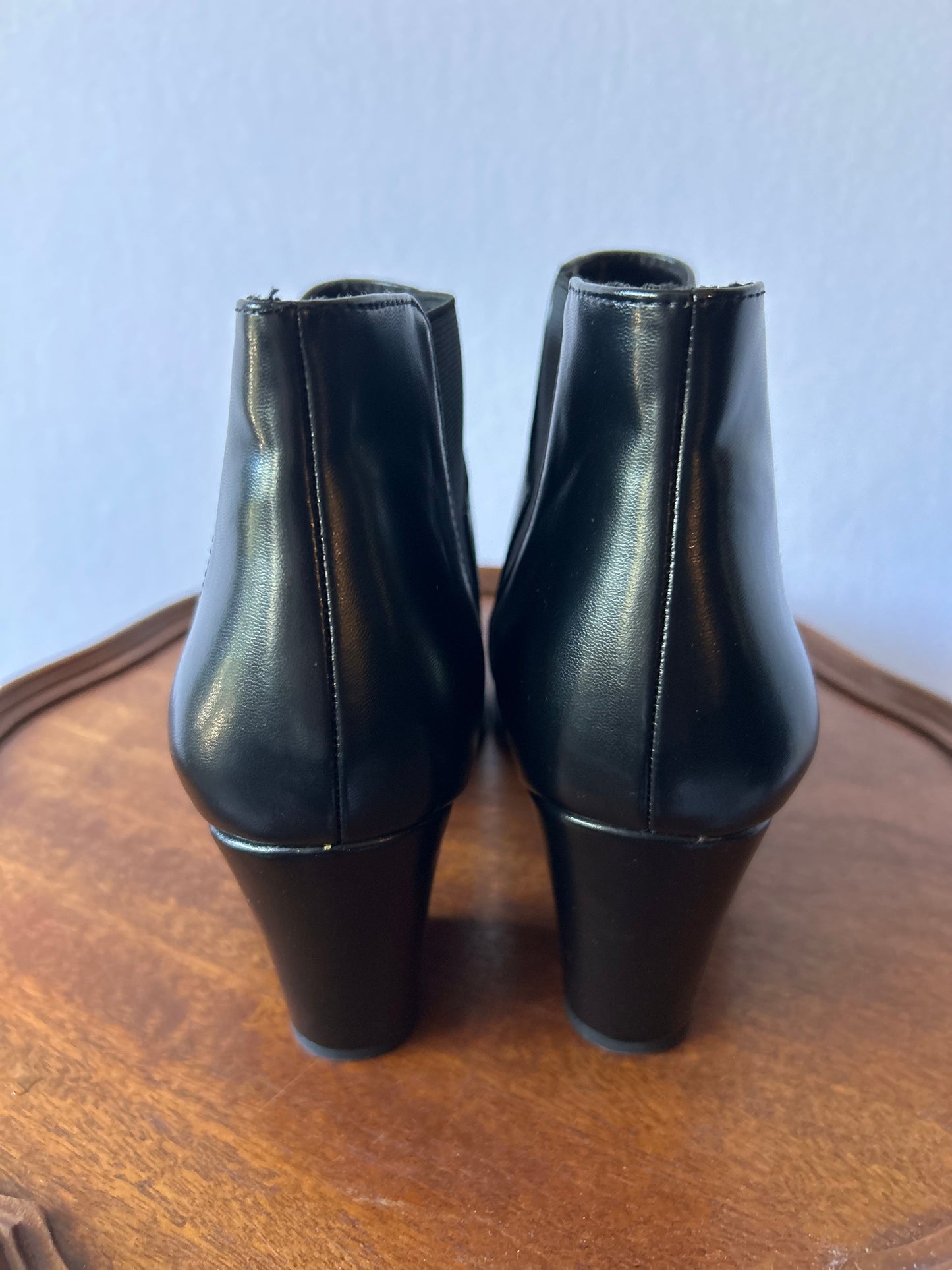 Classic Black Pointed-Toe Chelsea Boots - Size EUR 39