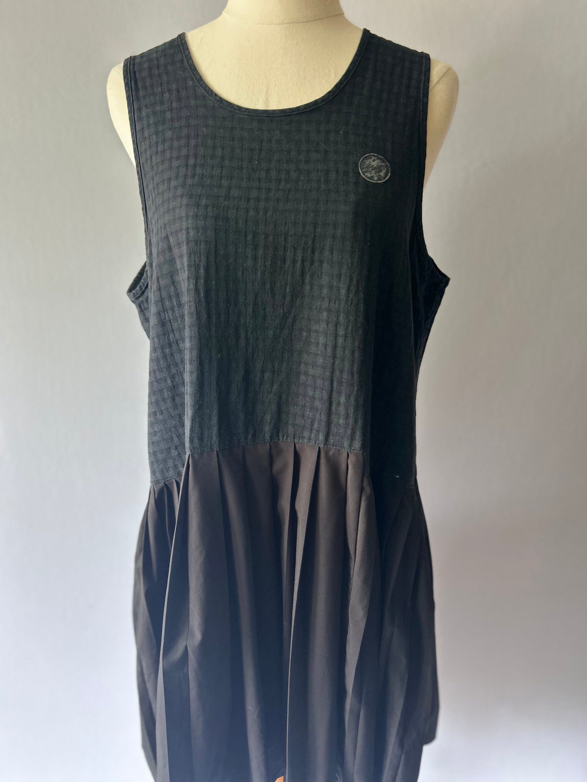 ilabb Black Textured Pleated Drop-Waist Dress - Size M