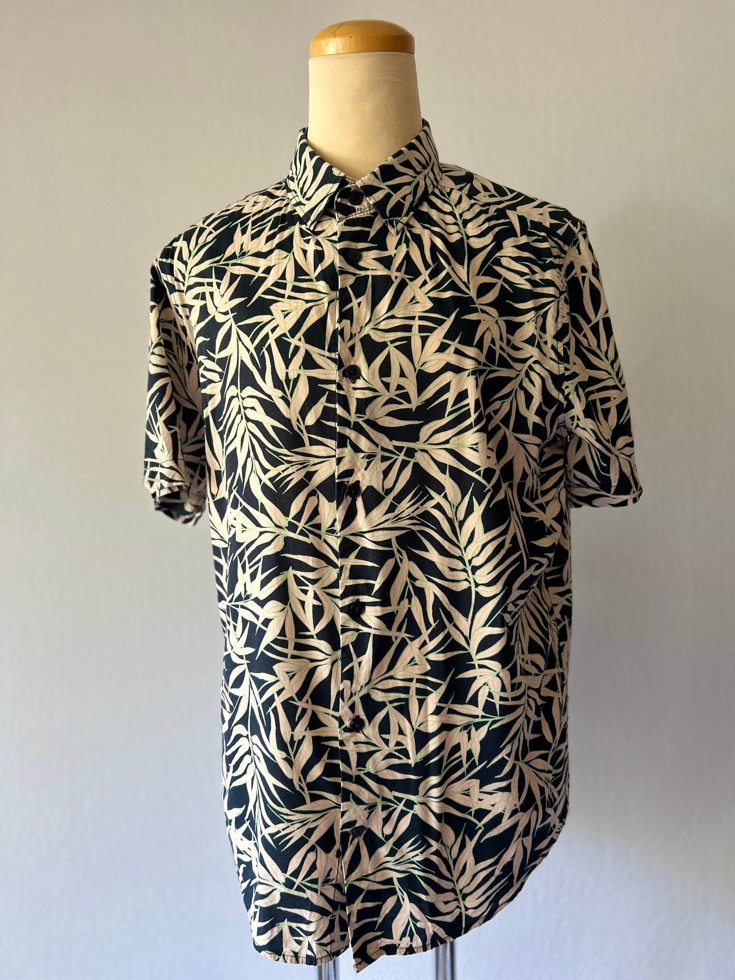 Men's Slim Fit Black & Beige Leaf Print Short Sleeve Shirt - M