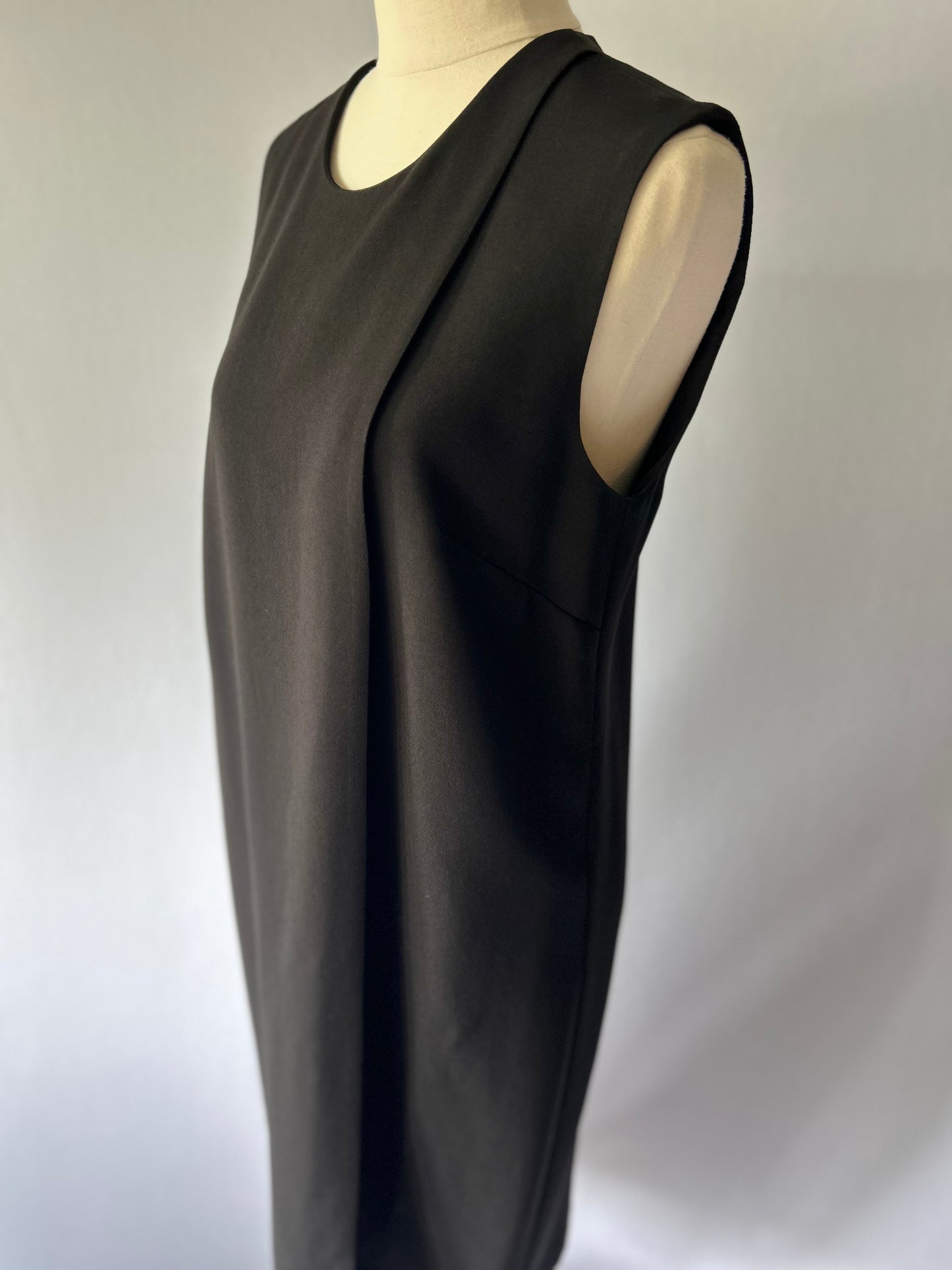 Juliette Hogan Minimalist Black Shift Dress – Size 8