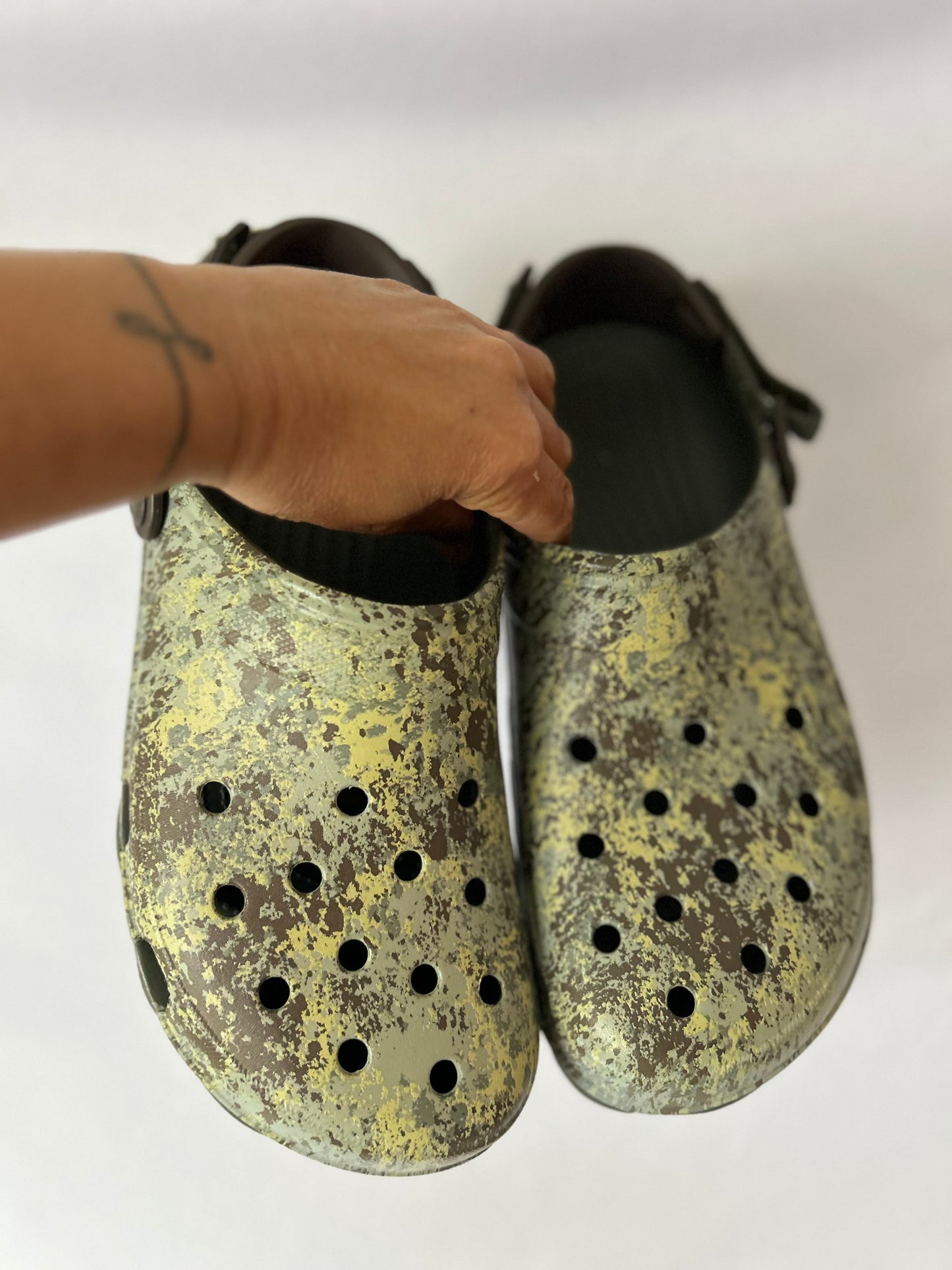 Crocs All-Terrain Clogs – Earth Tone Camo
Size: Men's US 13 / EU 47
