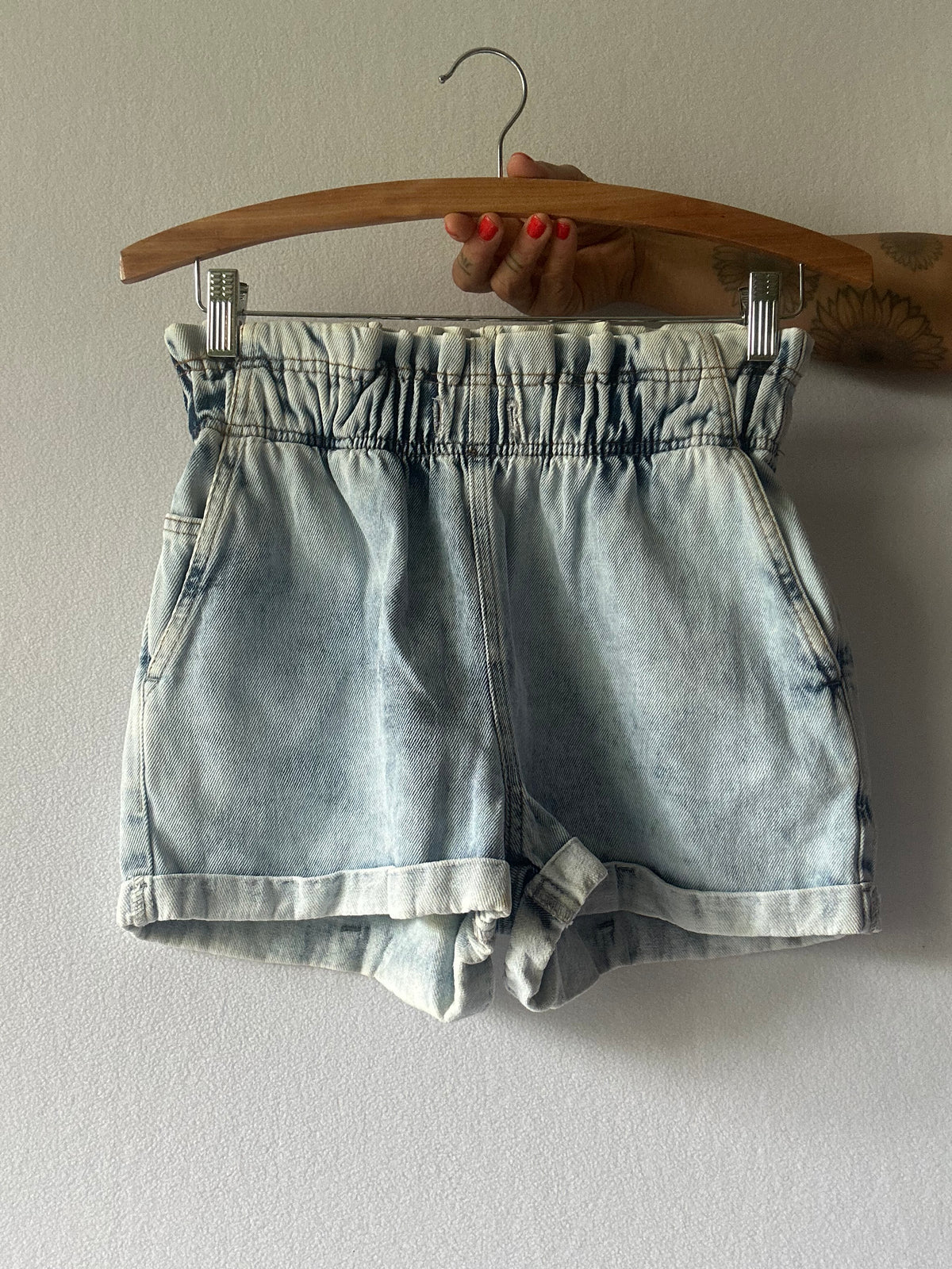 Light Wash Paperbag Waist Denim Shorts – Size 34