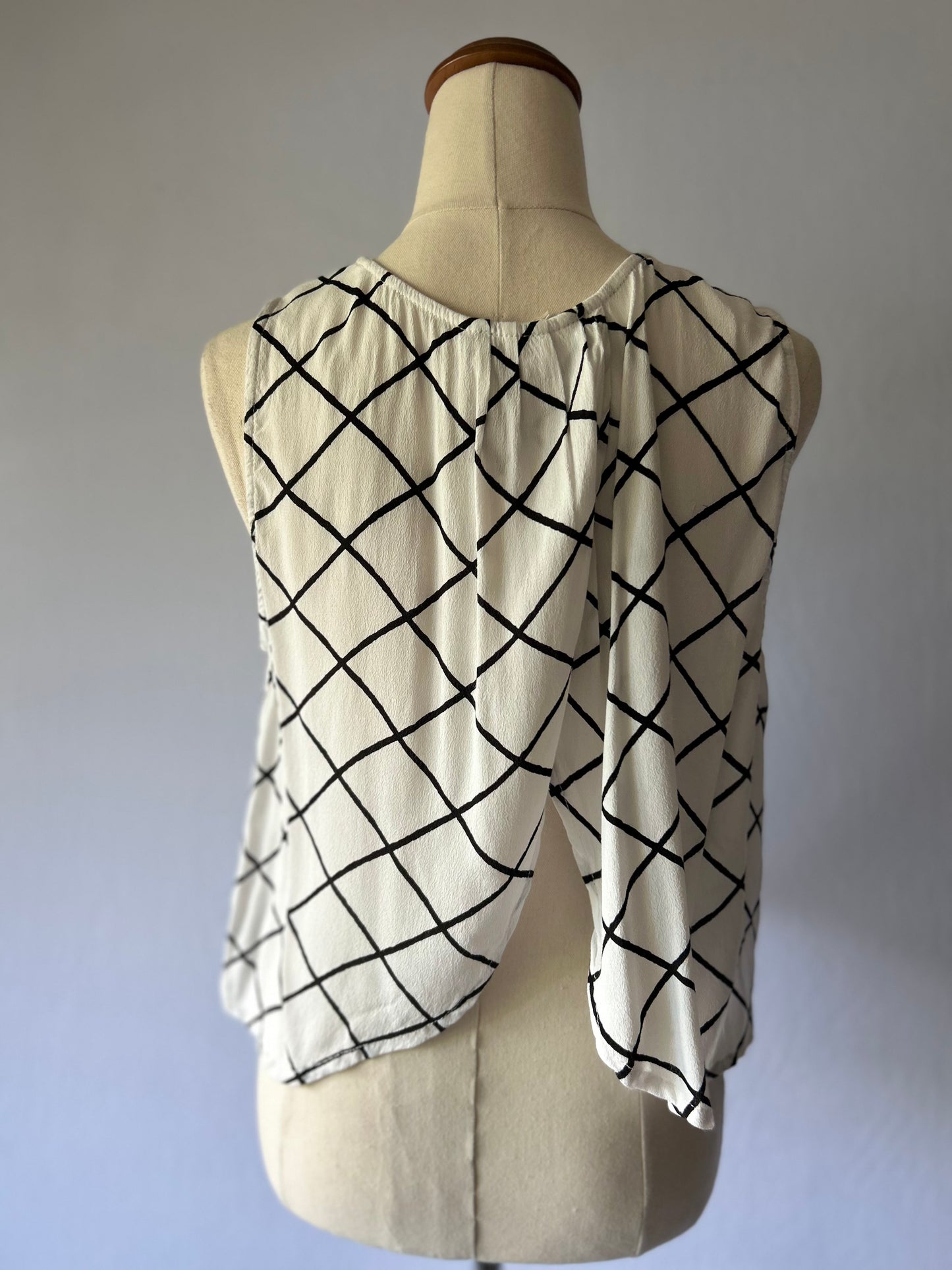 White Geometric Print Tank Top – Size 10